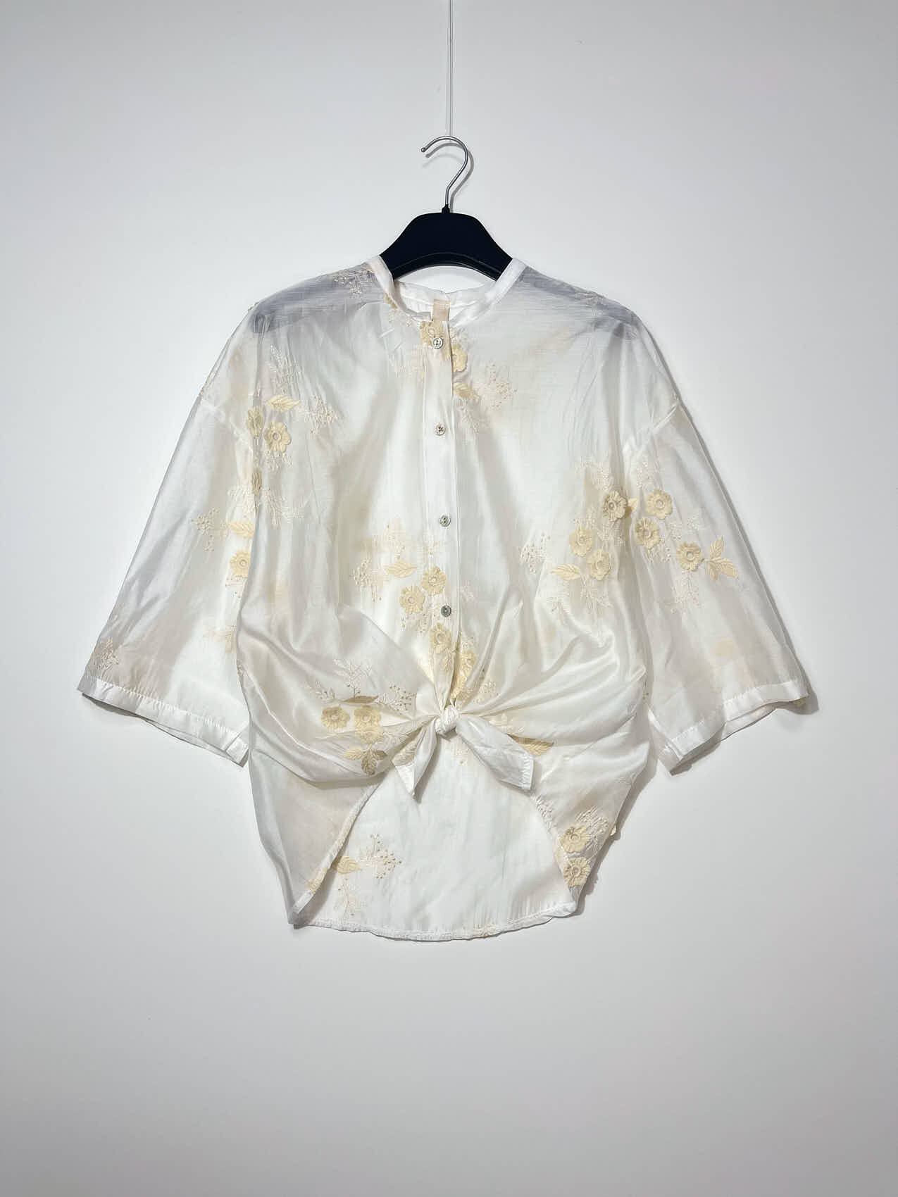 Grossiste Elegance - Chemise à col Mao avec dentelle