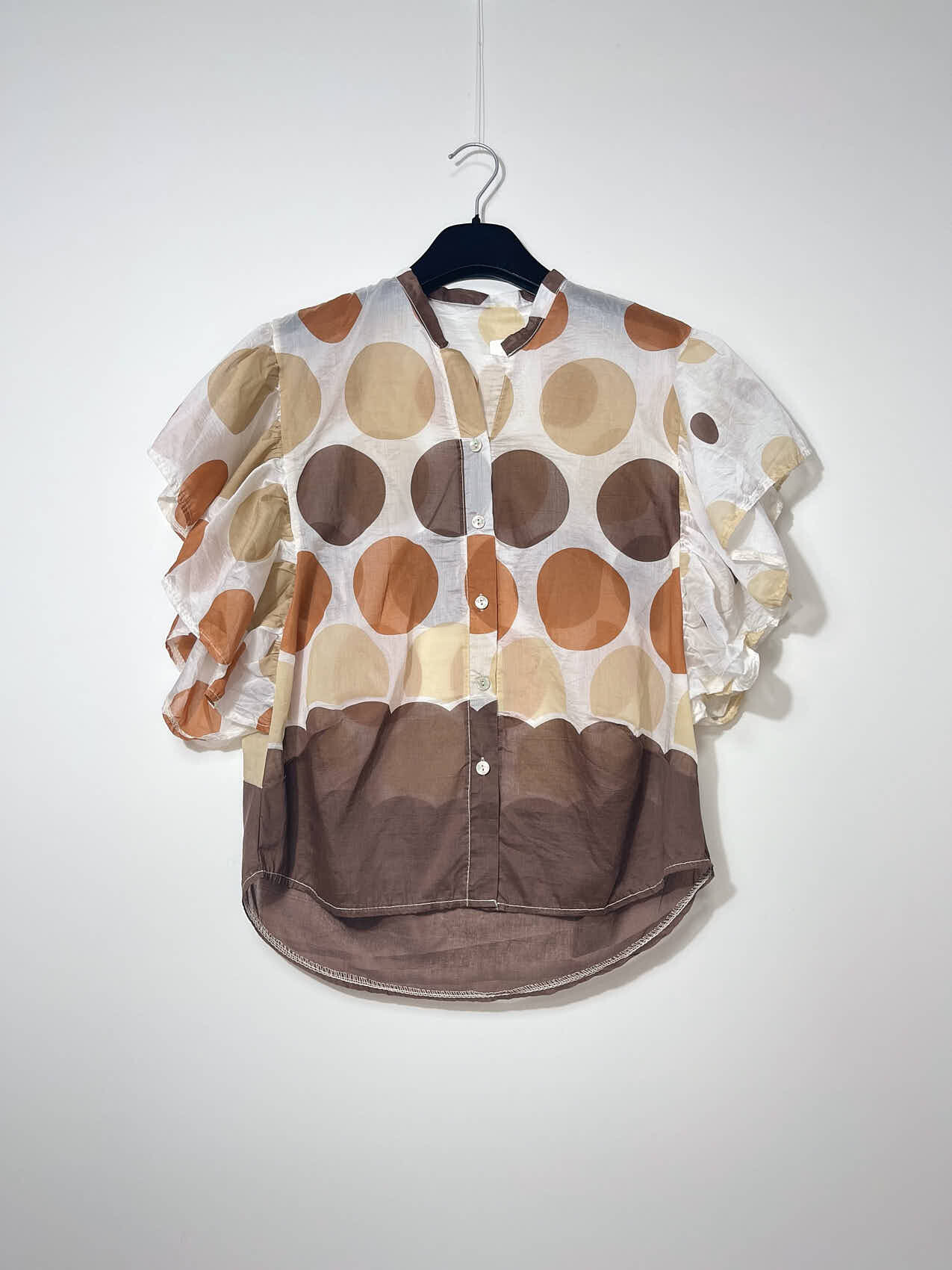 Grossiste Elegance - Chemise à manches bouffantes à pois