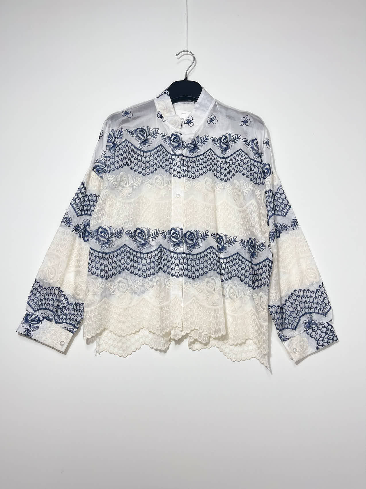 Grossiste Elegance - Chemise en mélange de soie avec broderies