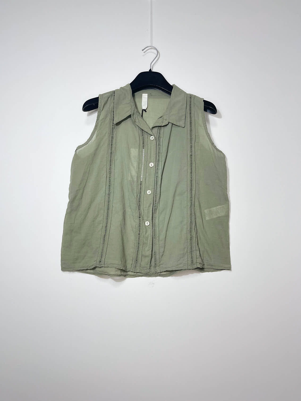 Grossiste Elegance - Chemisier sans manches avec broderies verticales