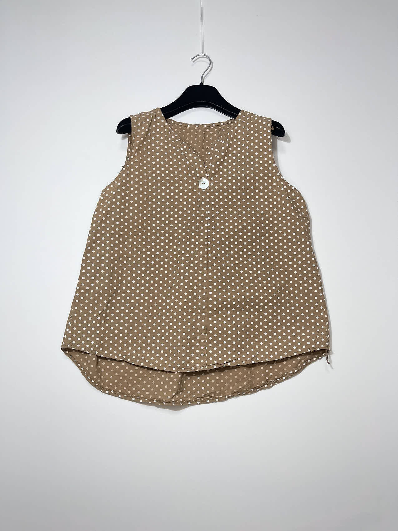 Grossiste Elegance - Débardeur à pois avec bouton central