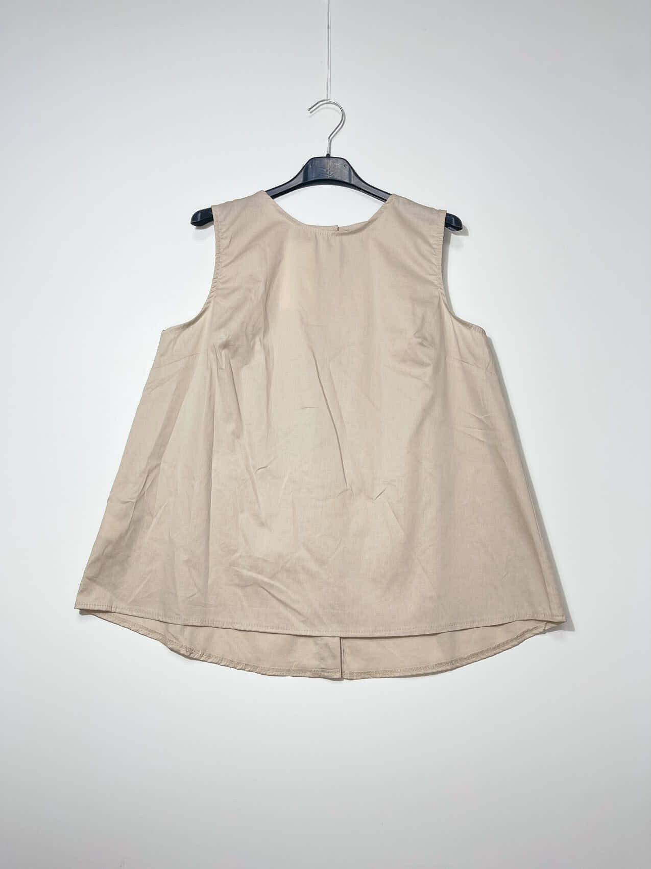 Großhändler Elegance - Rundhalsausschnitt Tanktop mit Knöpfen auf der Rückseite