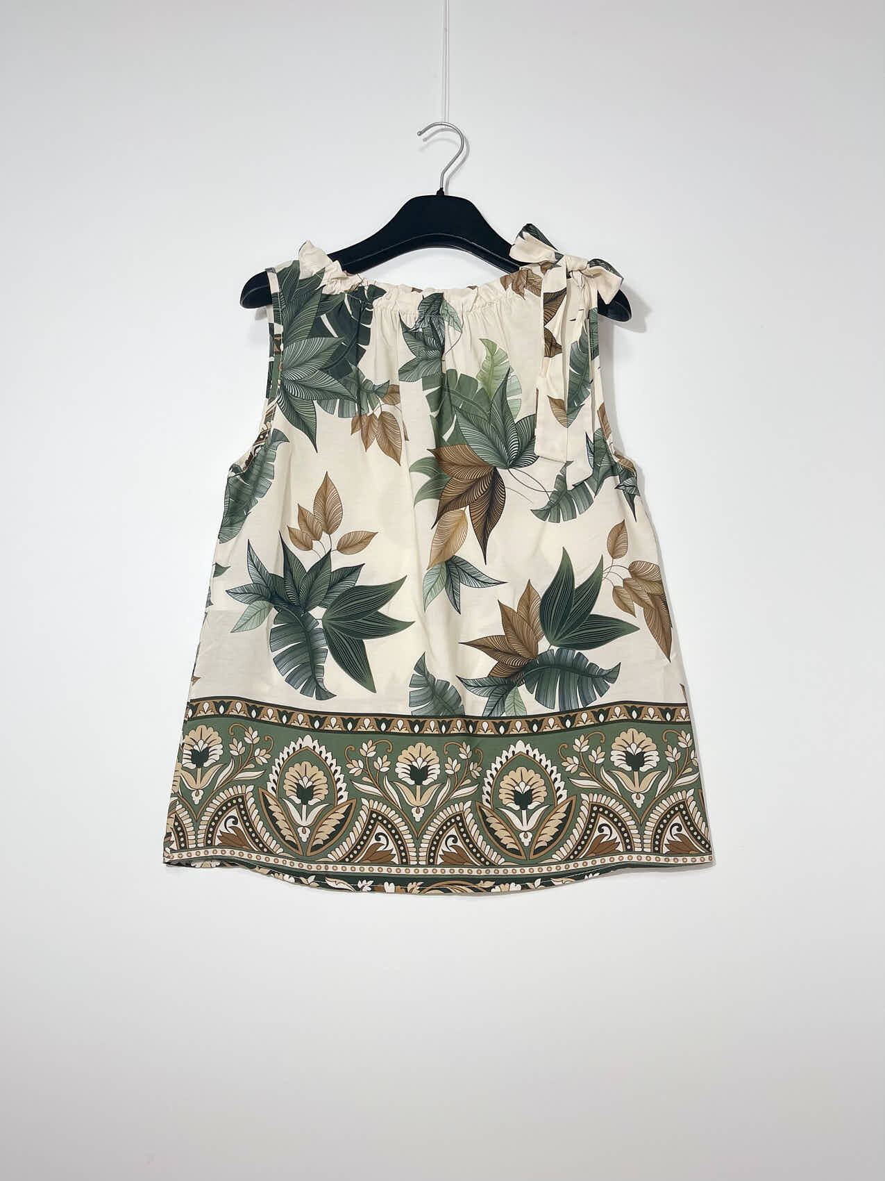 Wholesaler Elegance - T-shirt with elastic at the neck and knot