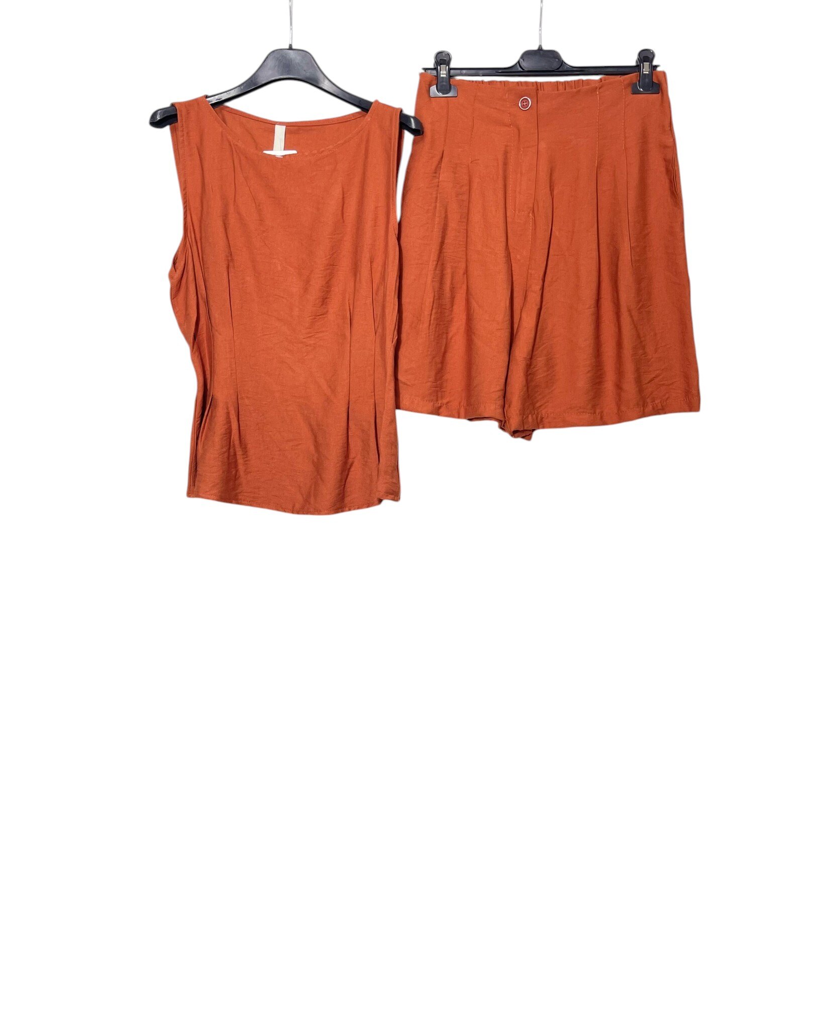 Wholesaler Elegance - Complete set with top featuring darts and bermuda shorts with pleats and button