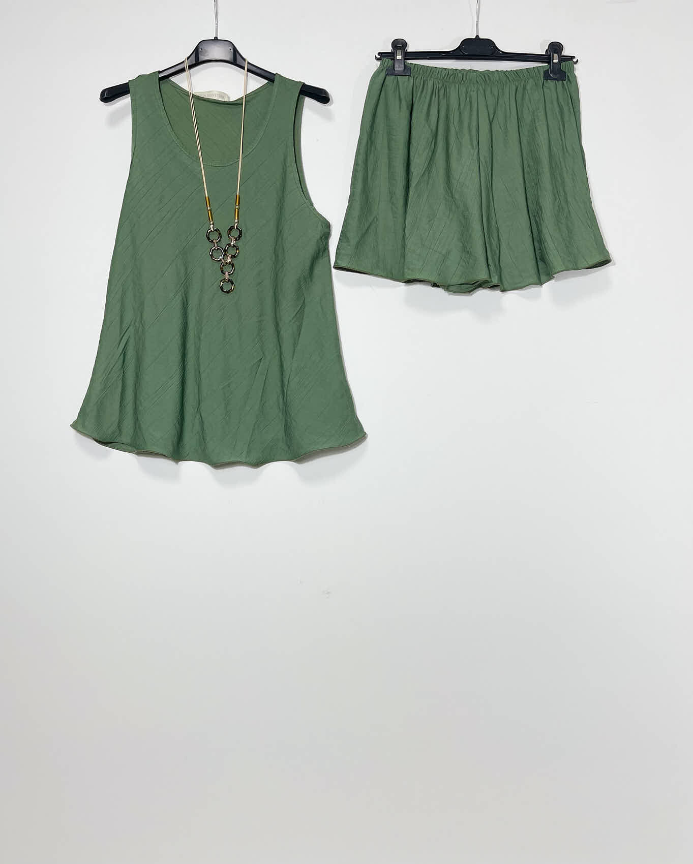 Wholesaler Elegance - Tank top and shorts set with necklace