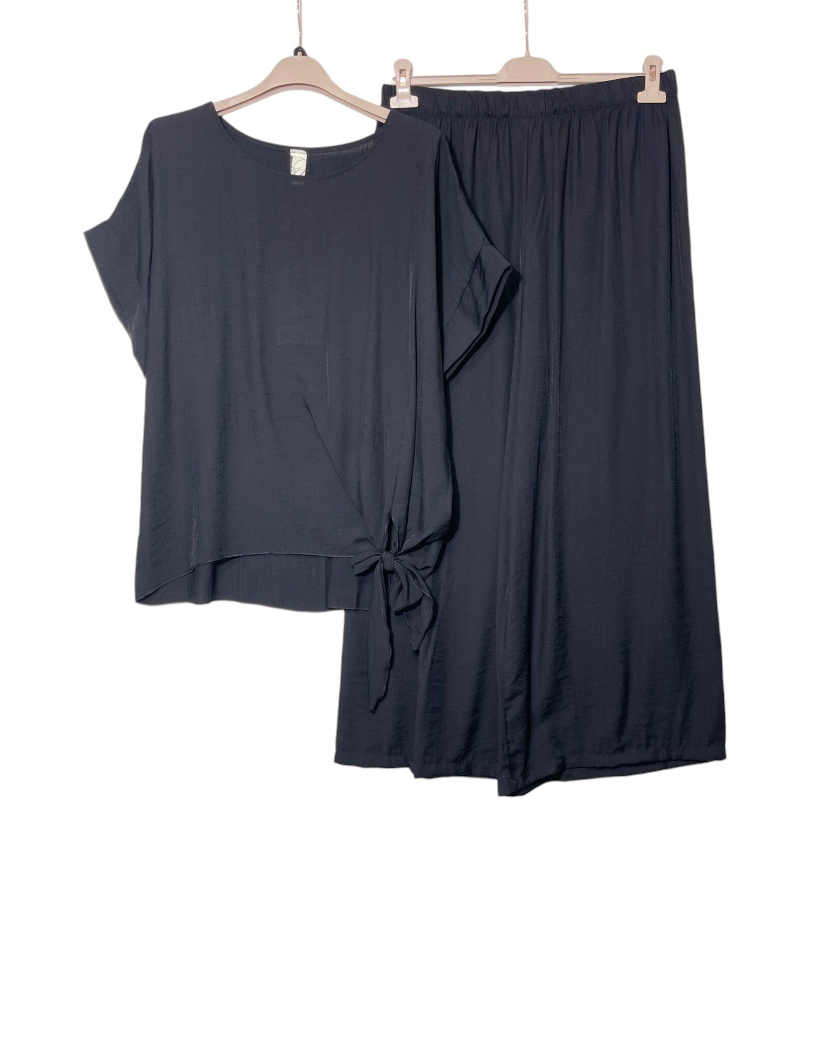 Wholesaler Elegance - Plus size coordinated t-shirt with bow and palazzo pants