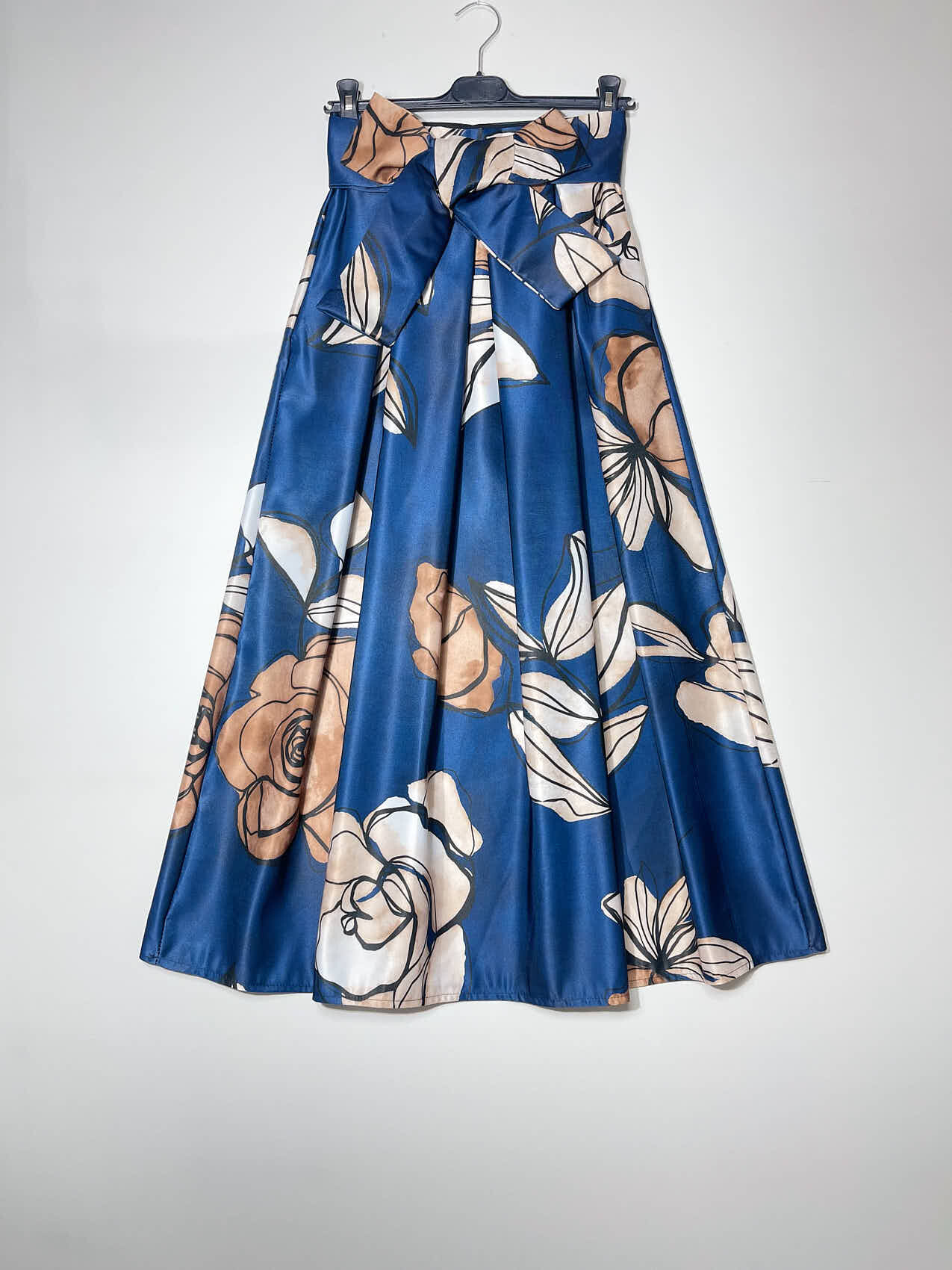 Wholesaler Elegance - Long skirt with belt