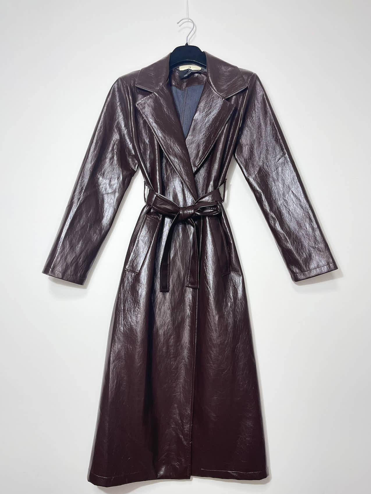 Großhändler Elegance - Langer glänzender Kunstleder-Trenchcoat mit doppelreihigem Diamantknopf