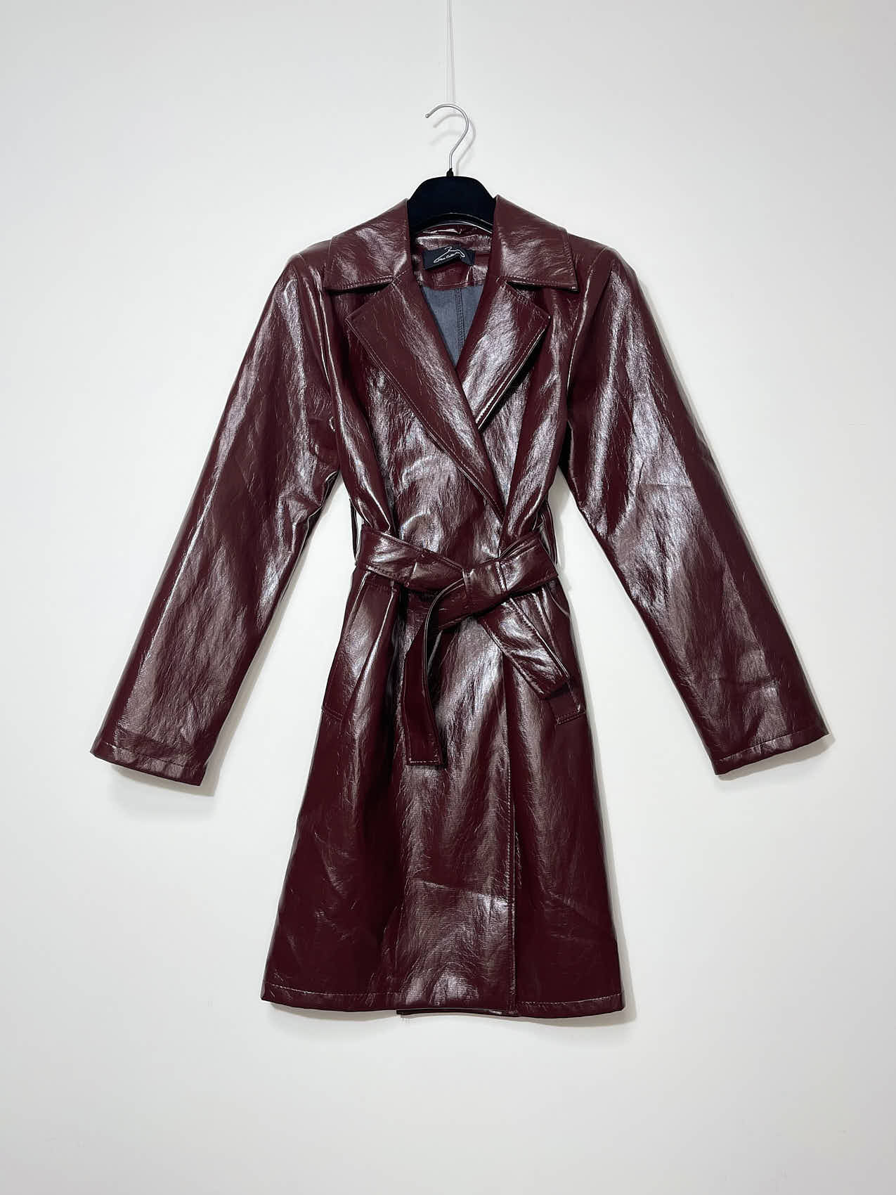 Großhändler Elegance - Kurzer glänzender Kunstleder-Trenchcoat mit doppelreihigem Diamantknopf