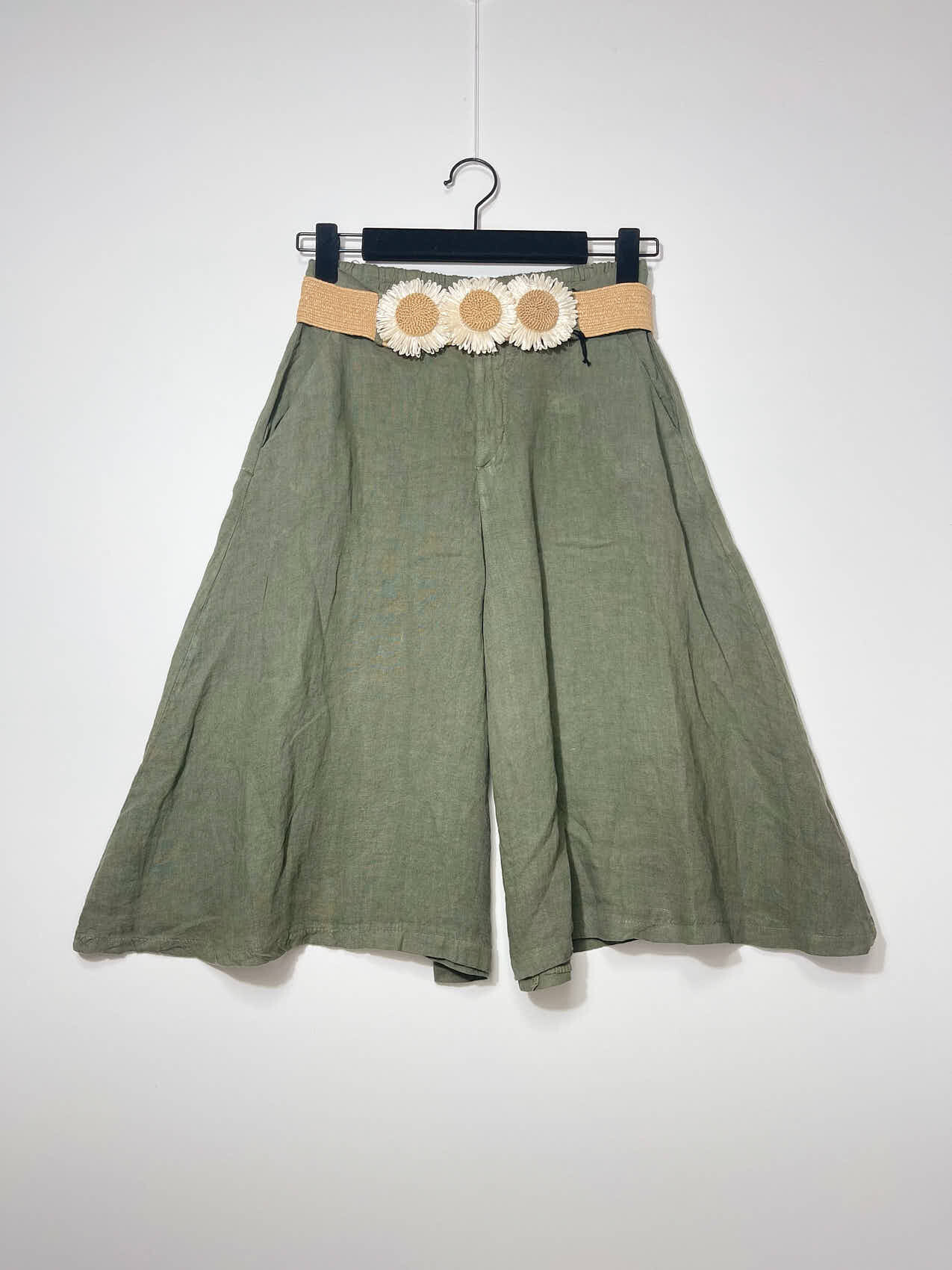 Grossiste Elegance - Bermuda en lin avec ceinture en paille