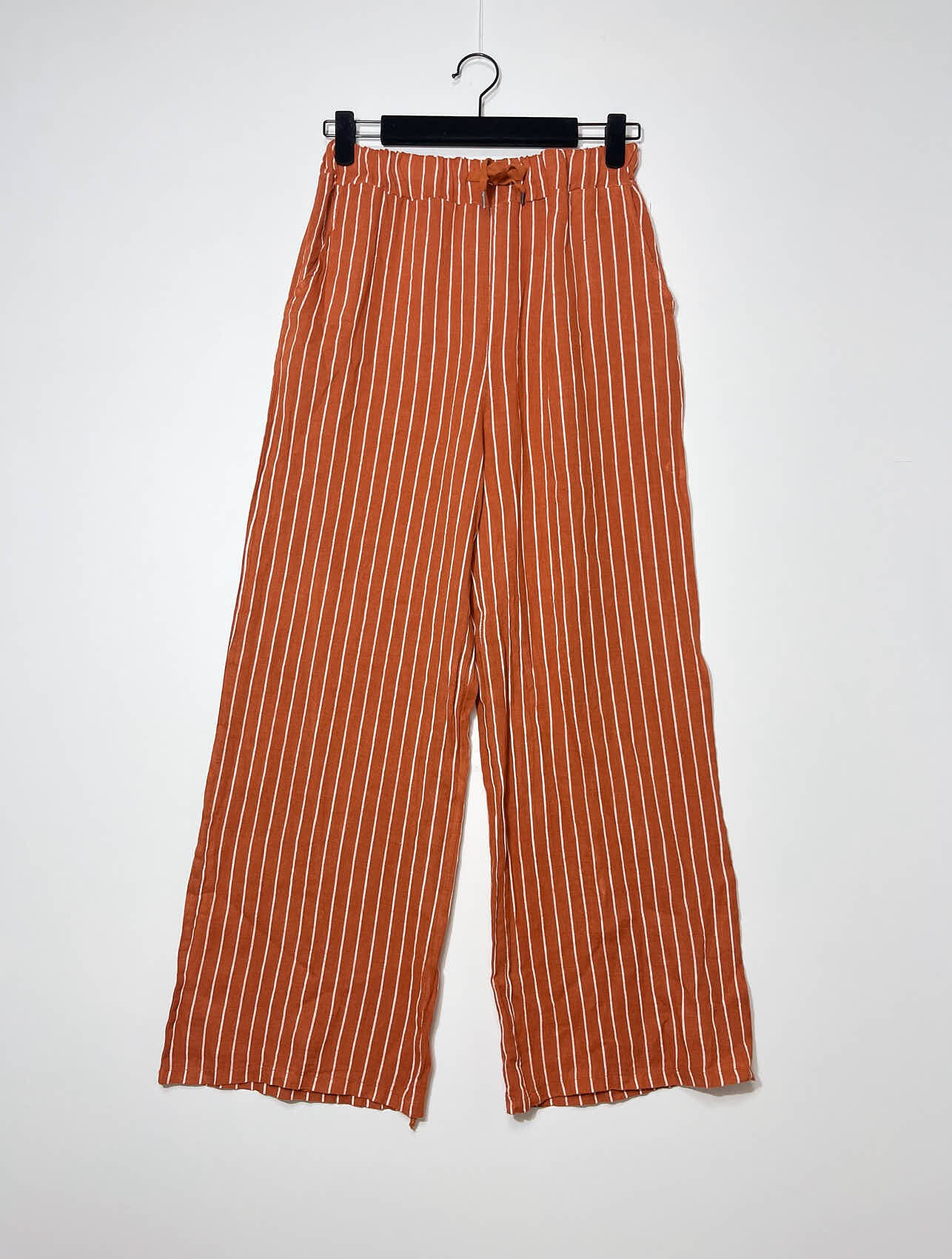 Grossiste Elegance - Pantalon à rayures en lin à jambes larges avec cordon
