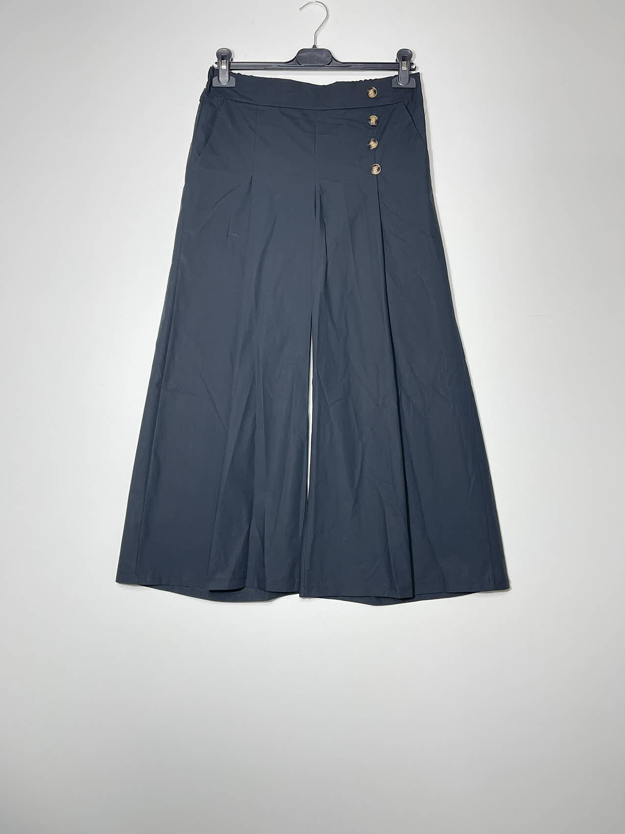 Grossista Elegance - Pantalone leggermente corto con bottoni laterali