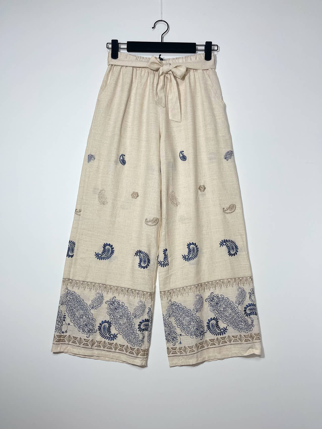 Grossiste Elegance - Pantalon en lin mélangé avec broderies