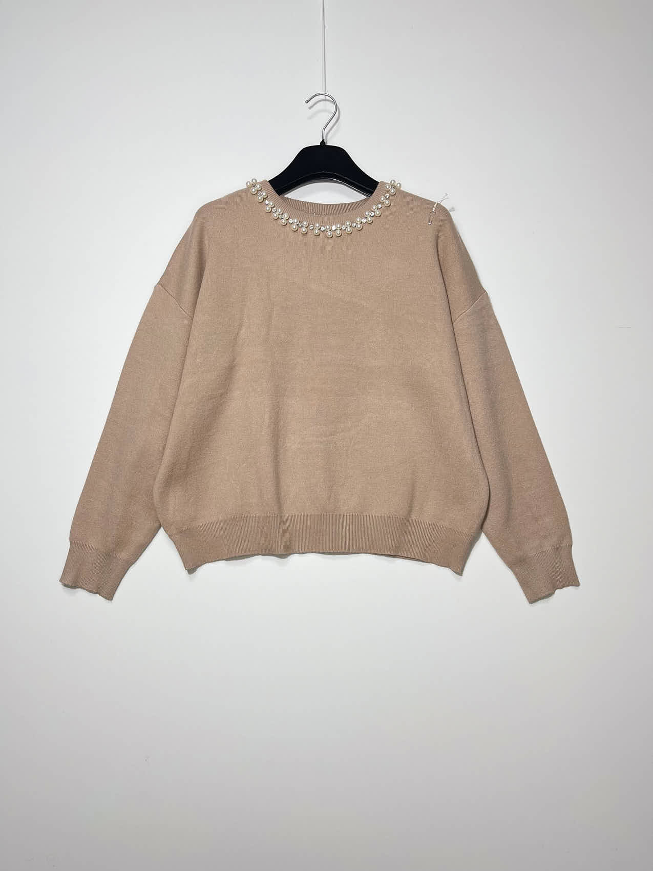 Grossiste Elegance - Pull avec applications autour du col rond