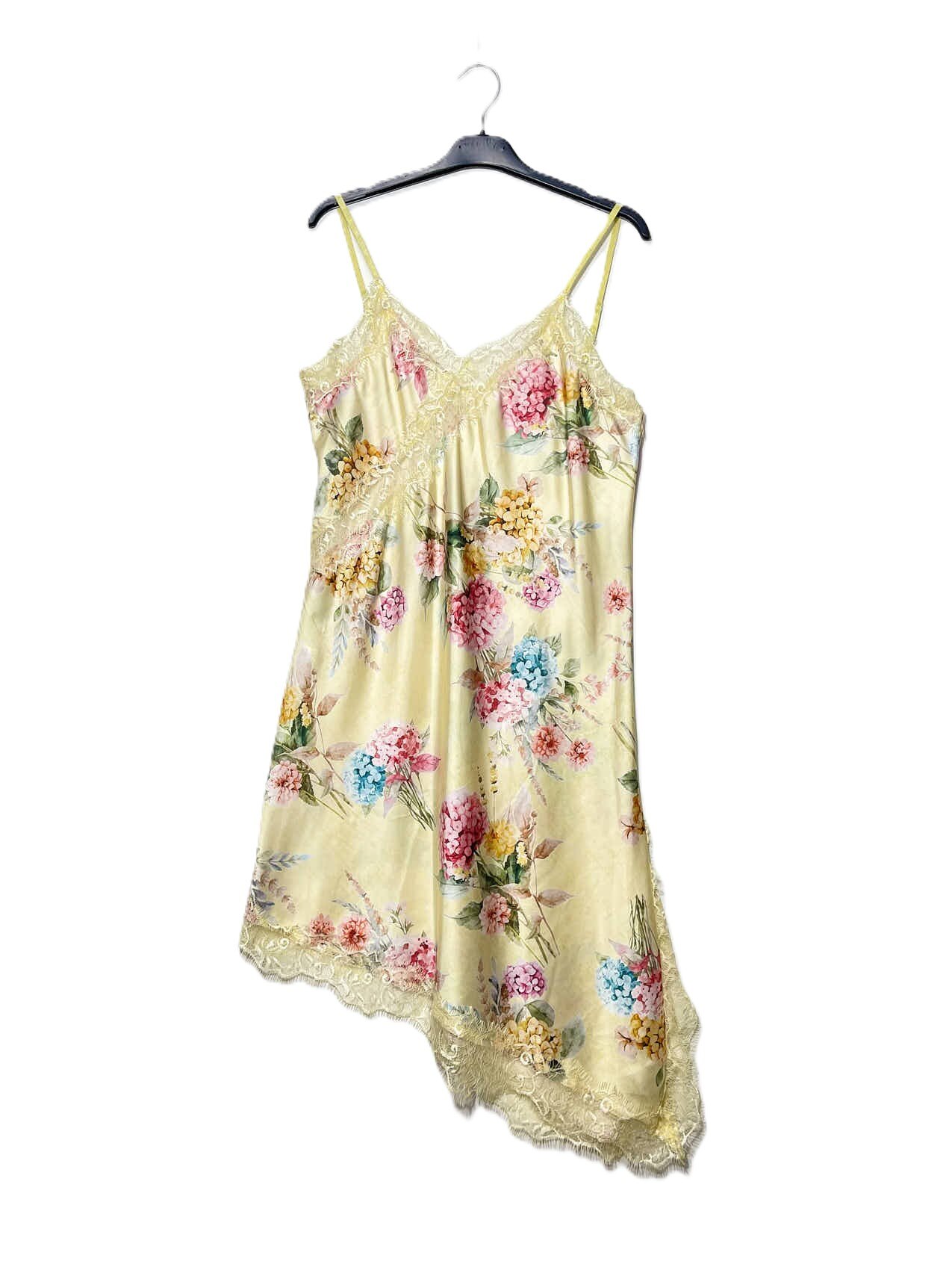 Grossista Elegance - Vestito assimetrico a fiori con pizzo e spalline regolabili