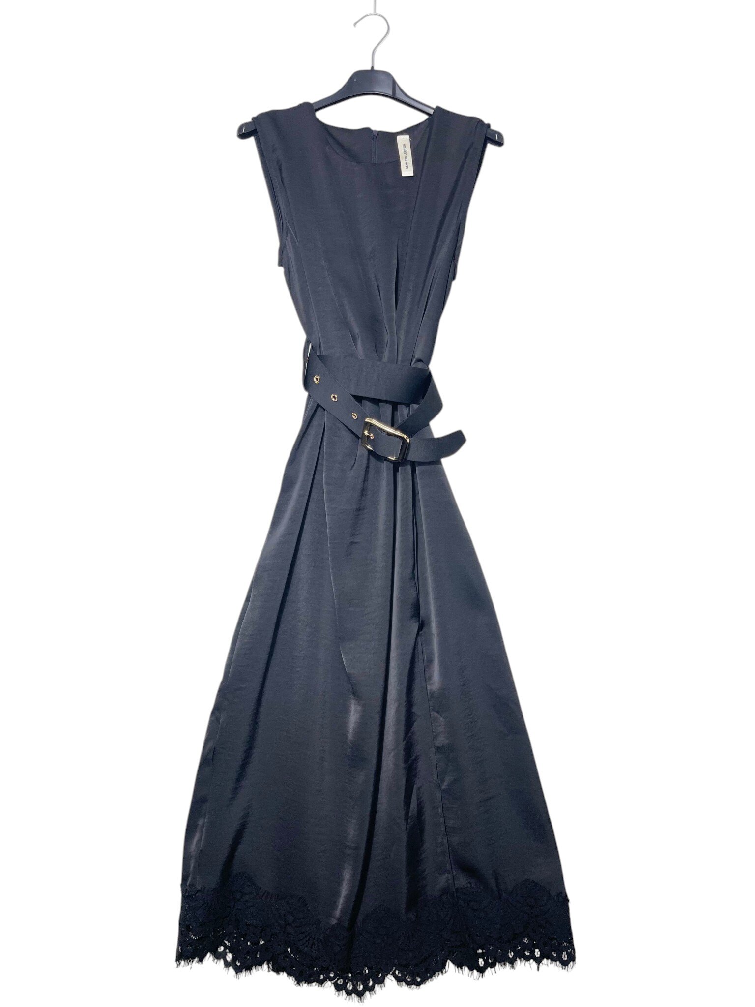 Grossiste Elegance - Robe sans manches en satin avec taille élastiquée, inserts en dentelle, fente latérale et fermeture éclair au dos