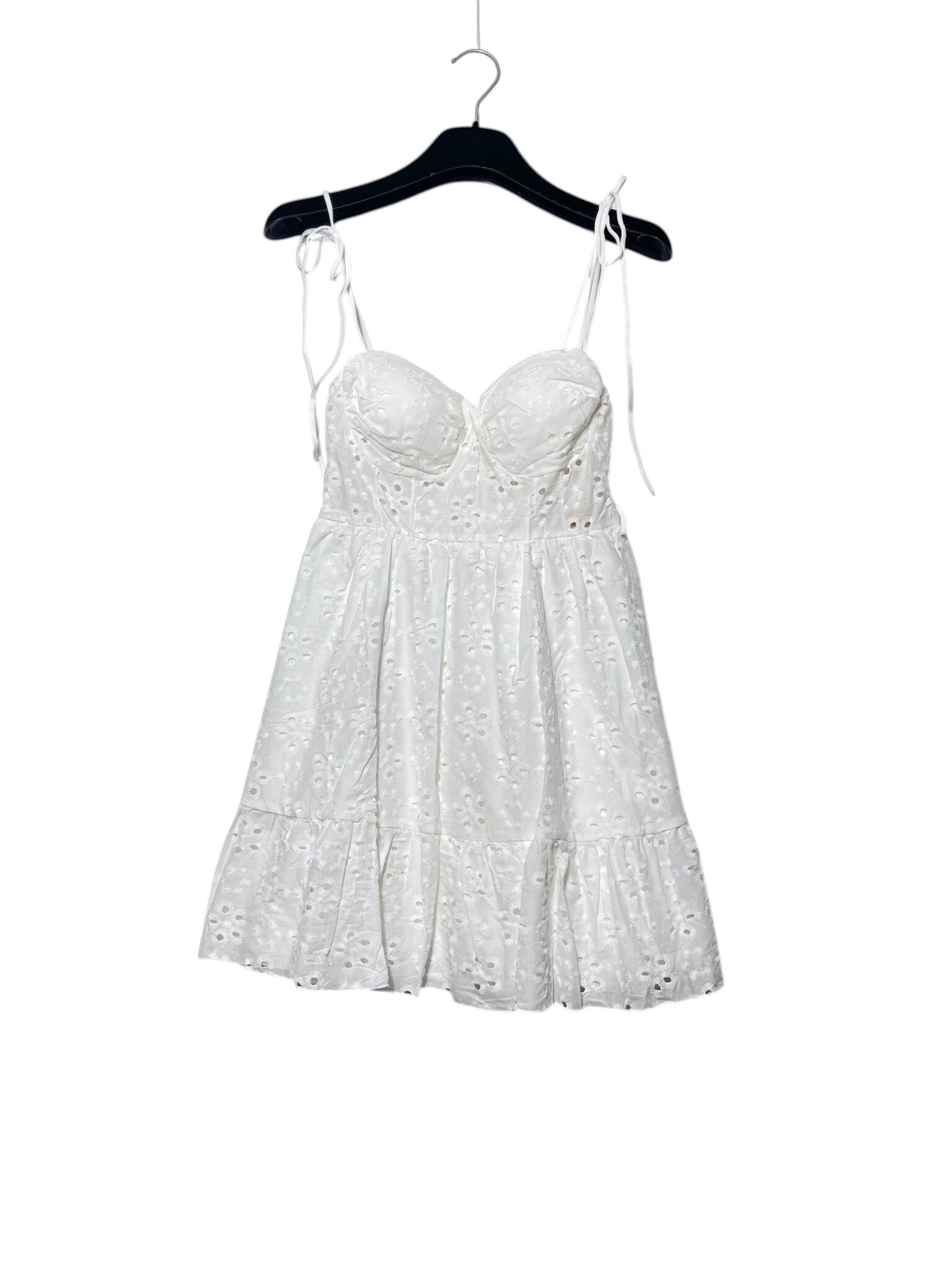 Grossiste Elegance - Robe courte en broderie anglaise avec bretelles réglables, élastiquée à l'arrière
