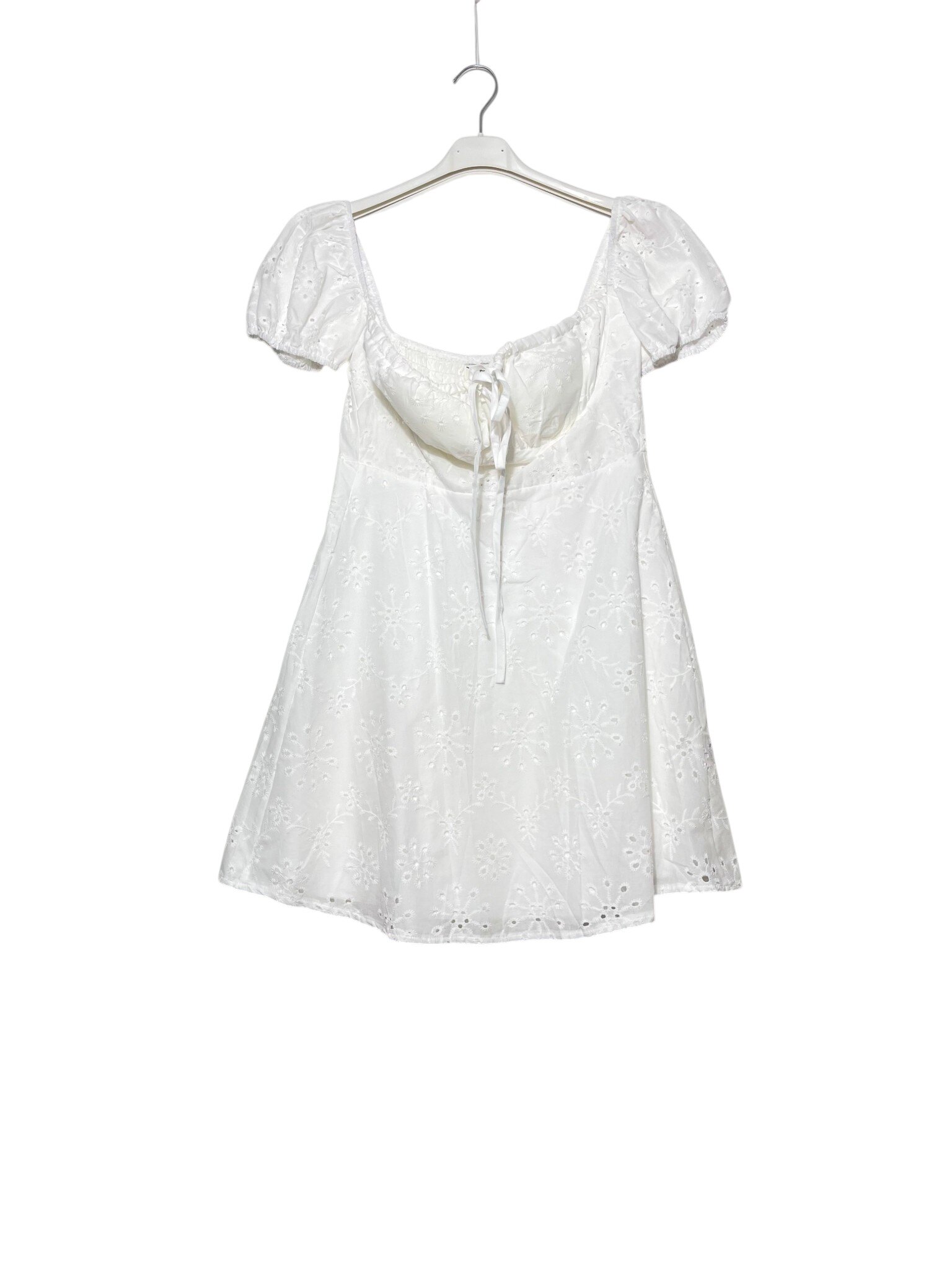 Mayorista Elegance - Vestido corto de bordado inglés con cuello elástico