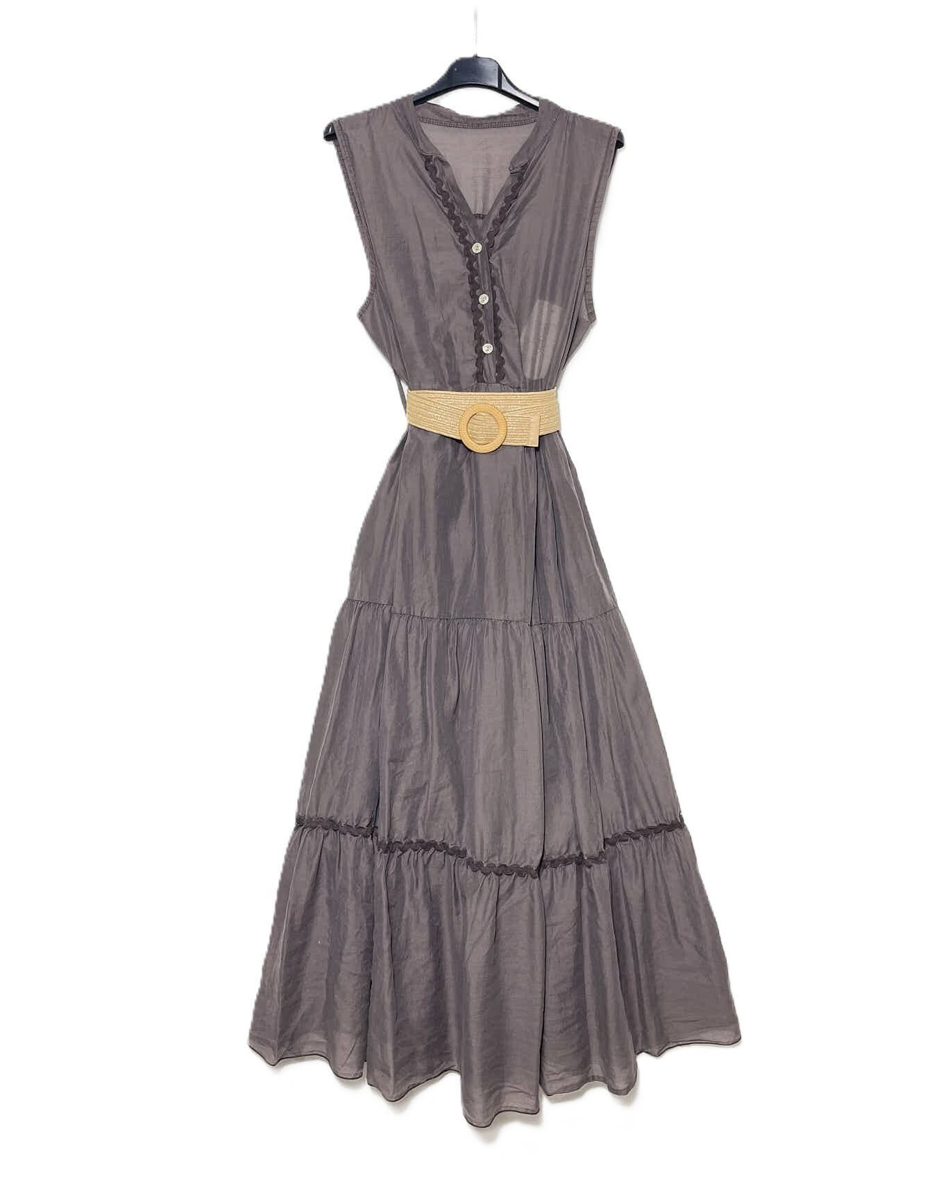 Großhändler Elegance - Ärmelloses Kleid mit Knöpfen und bestickten Rüschen