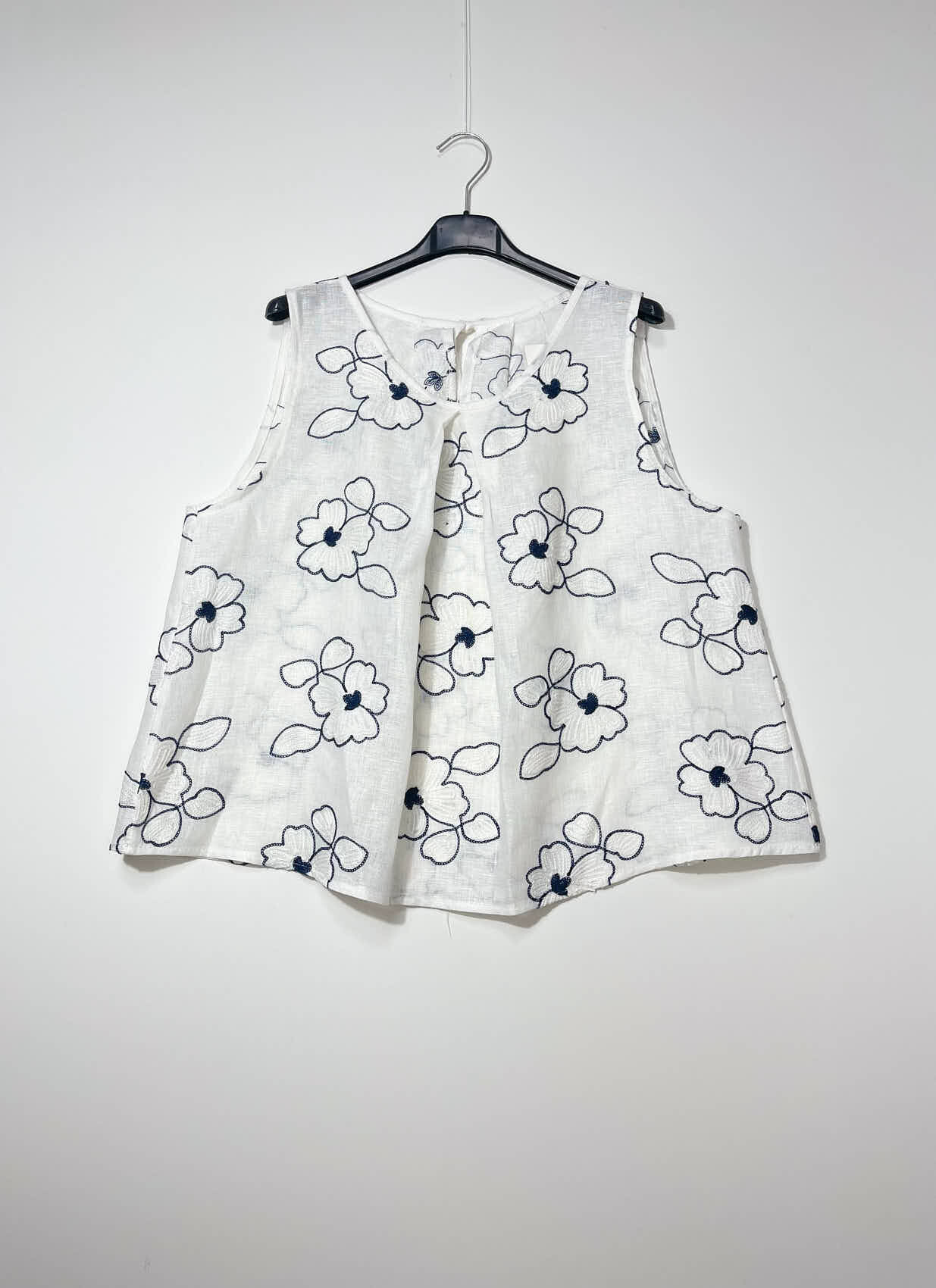 Wholesaler Elegance - Linen Tank Top with Embroidery and Bow at the Back