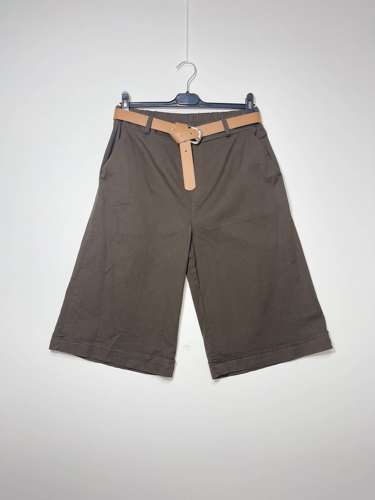 Mayorista Elegance - Bermudas con bolsillos y elástico en la parte trasera