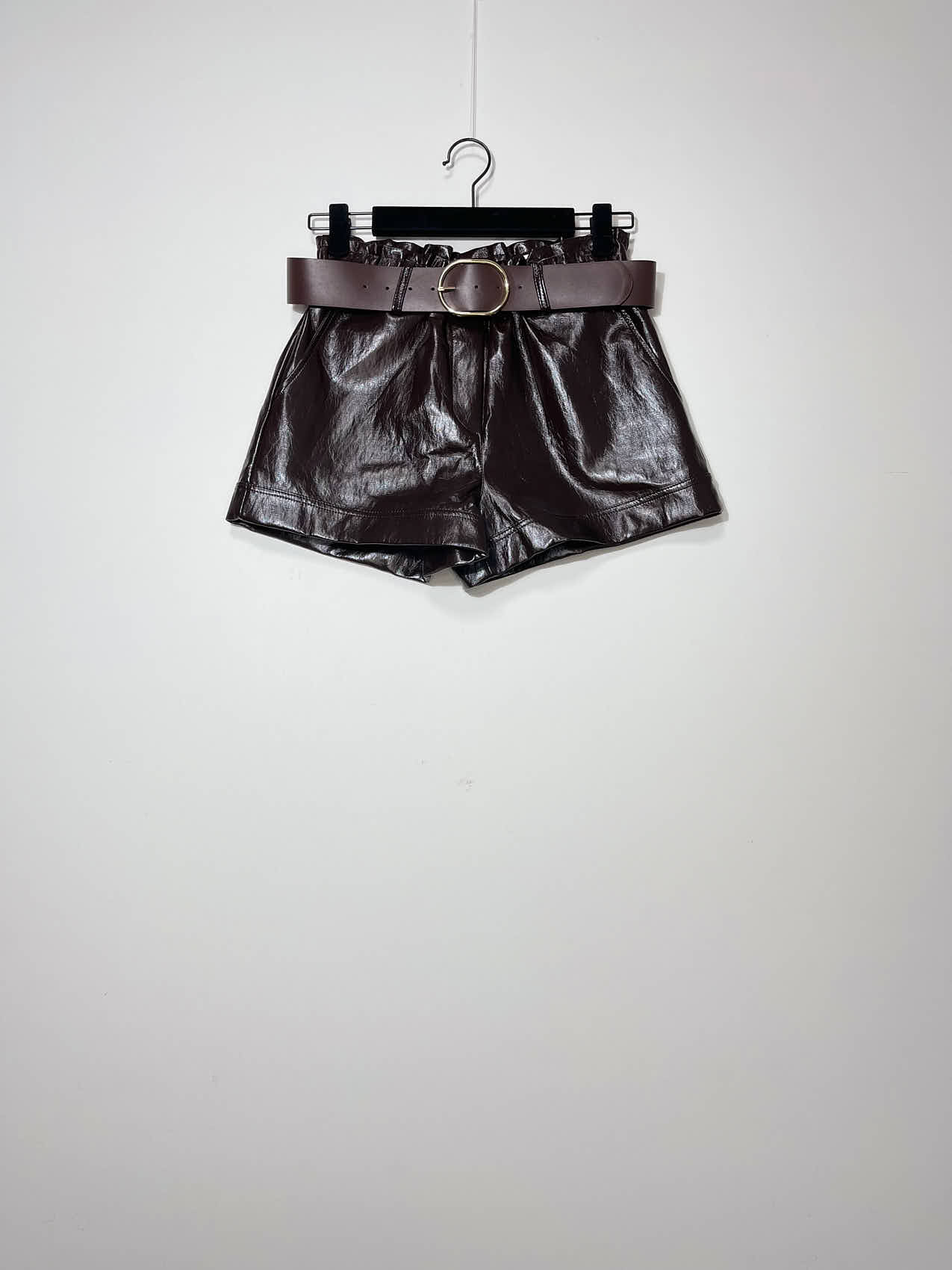 Großhändler Elegance - Glänzende Kunstleder-Shorts mit elastischem Bund
