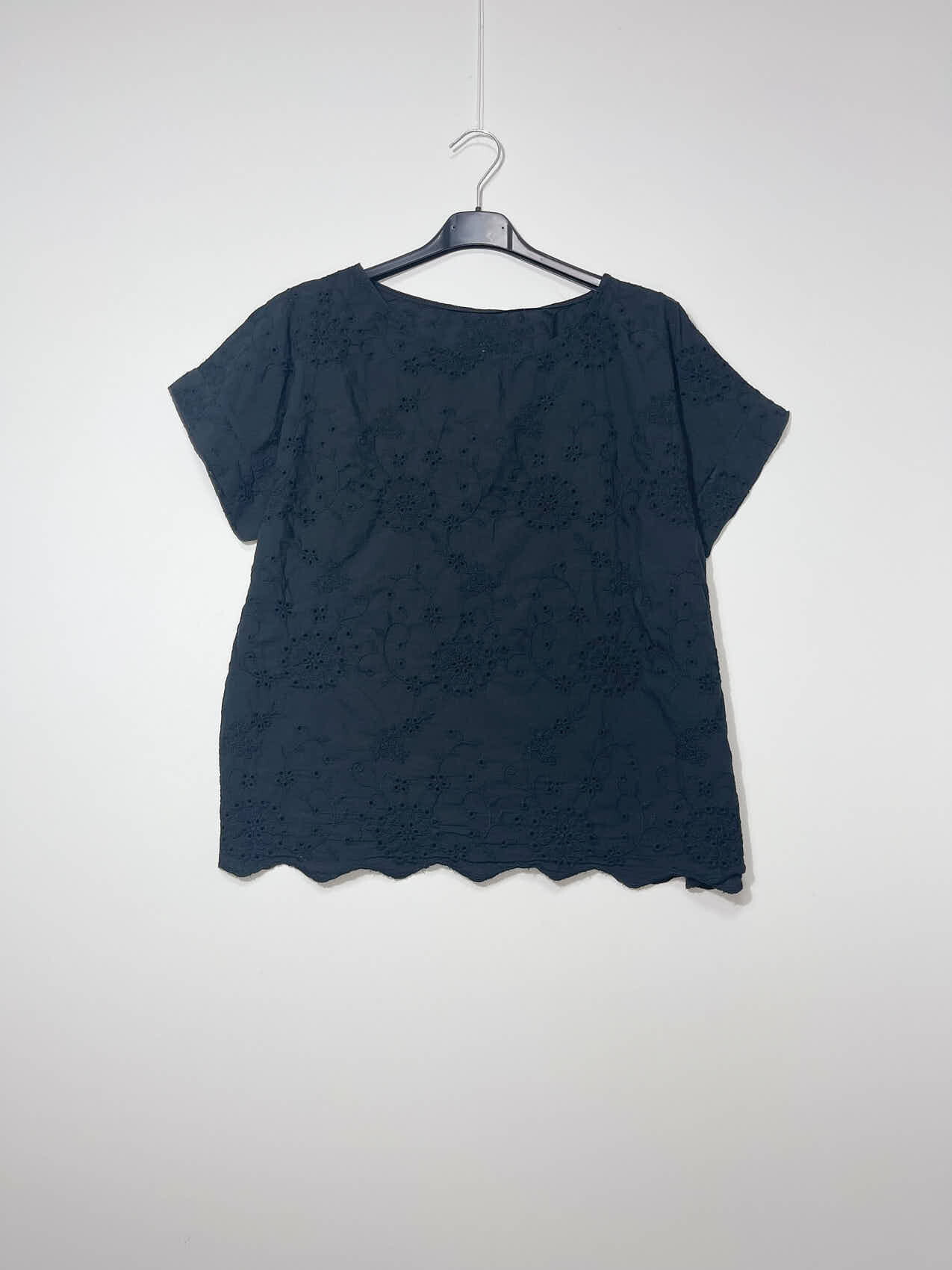 Großhändler Elegance - Sangallo-T-Shirt mit Rüschen am Saum