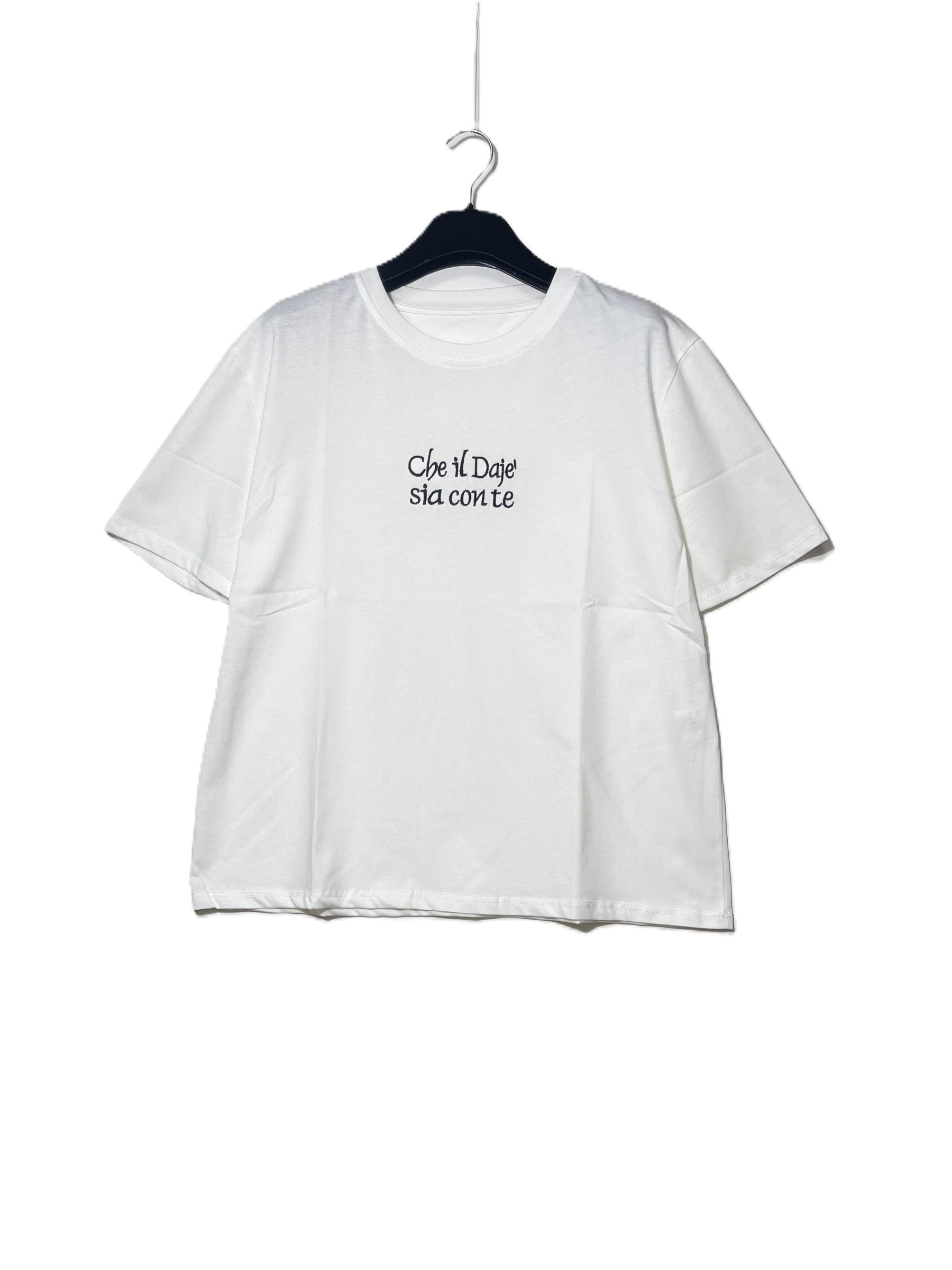 Grossista Elegance - T-shirt media in puro cotone con scritta ricamata “Che il Dajè sia con te”