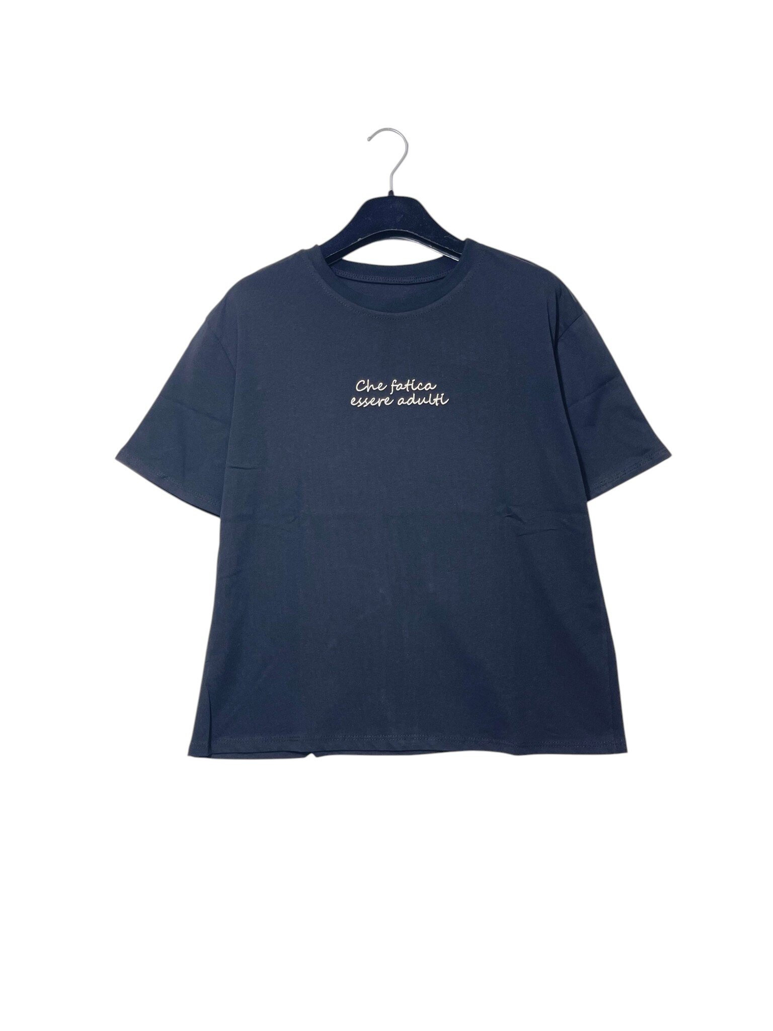 Mayorista Elegance - Camiseta de puro algodón con inscripción bordada "qué difícil es ser adulto"