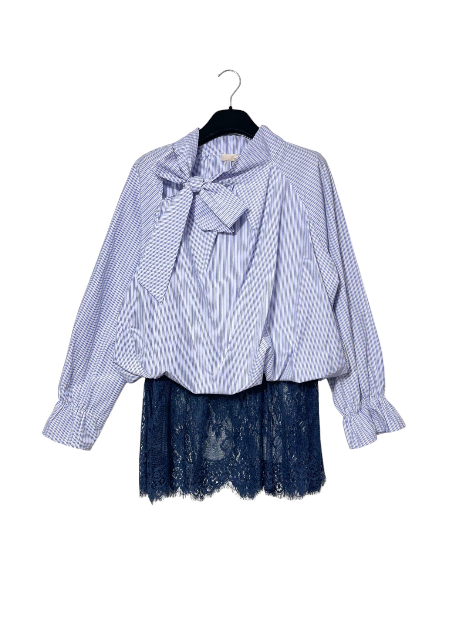 Grossista Elegance - Camicia con fiocco e maniche a caramella, con pizzo sotto