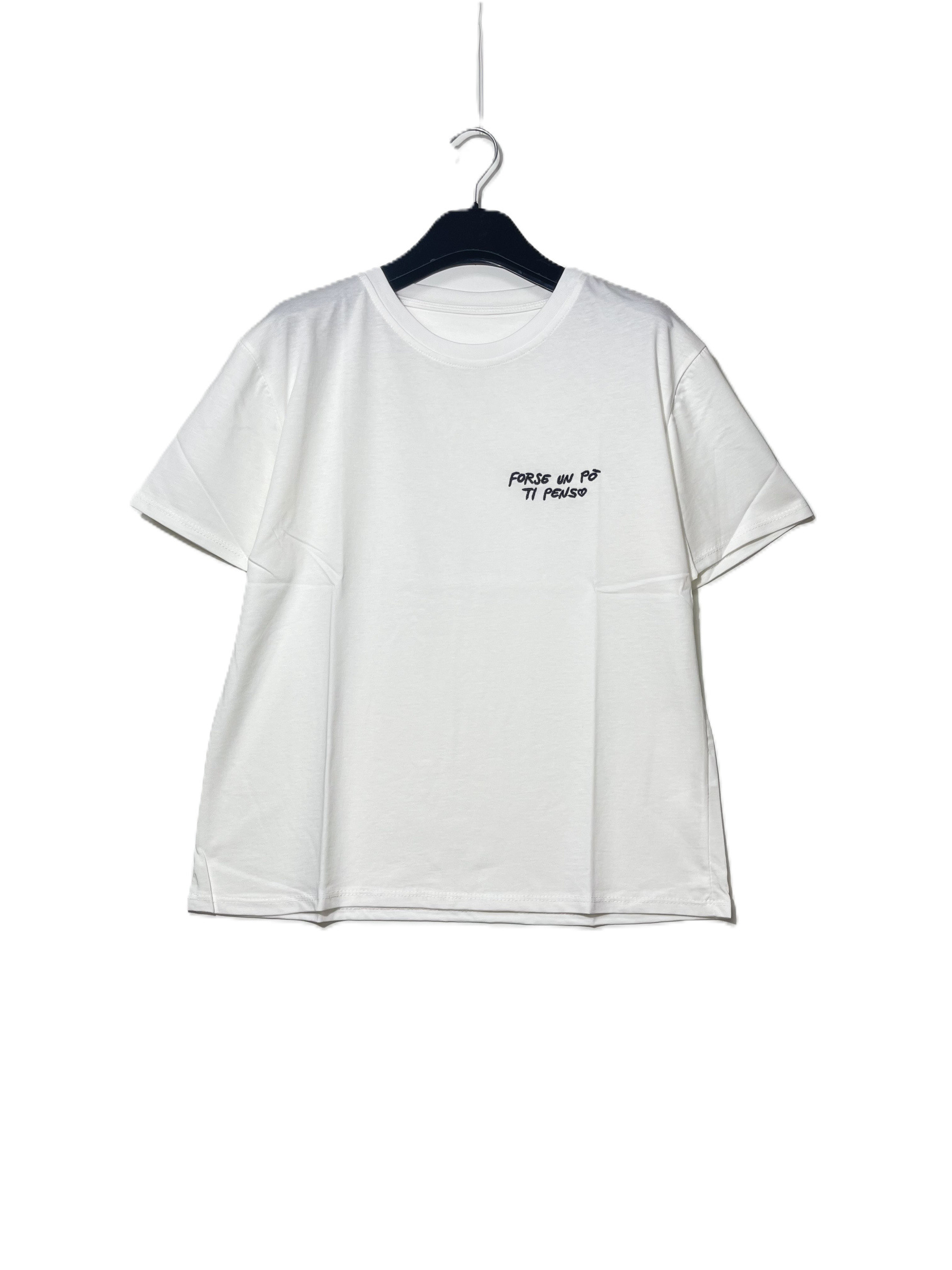Grossista Elegance - T-shirt media in puro cotone con scritta ricamata forse un pò ti penso