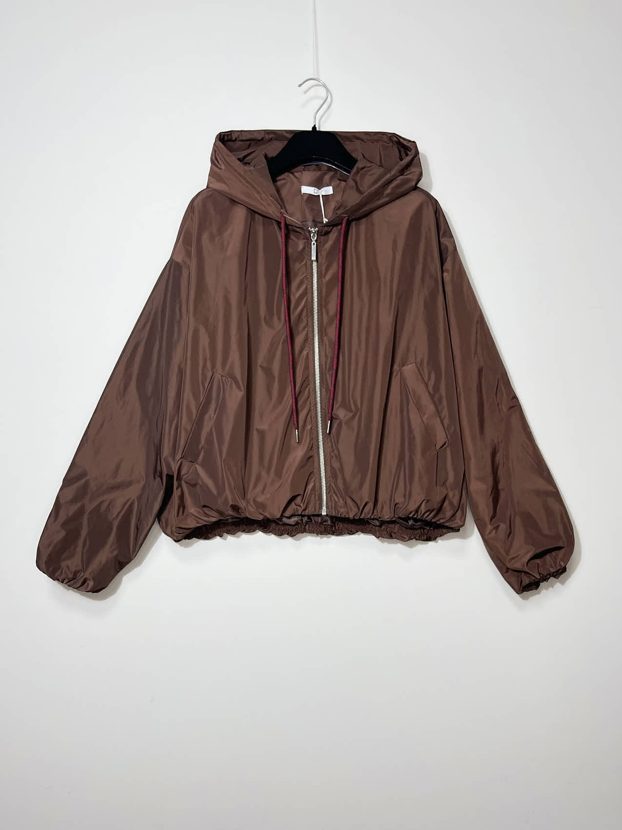 Großhändler Elegance - Ausgestellte Jacke mit Taschen und Kapuze aus Taft