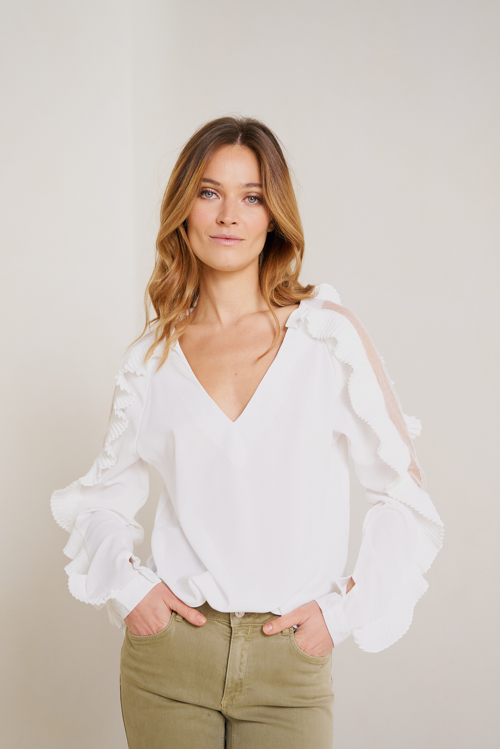 Grossiste Elina Studio - Blouse fluide à volants et dentelle