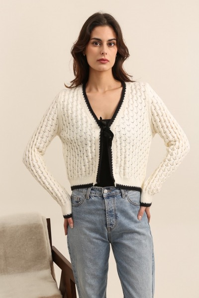 Grossiste Elina Studio - Gilet en maille avec noeud Grossiste Elina Studio - Gilet en maille avec noeud