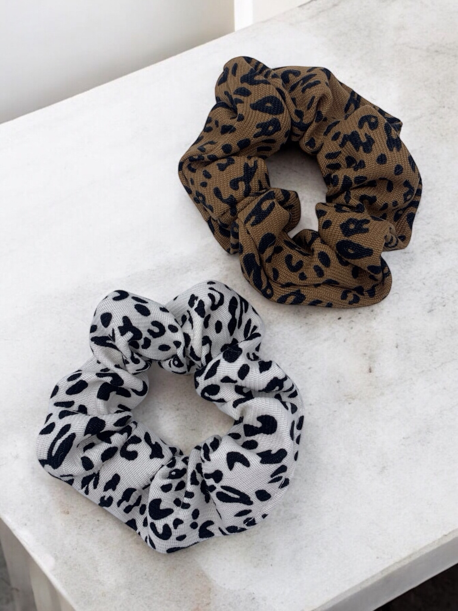 Wholesaler ÉLINE L'ATELIER - Leopard print fabric scrunchie
