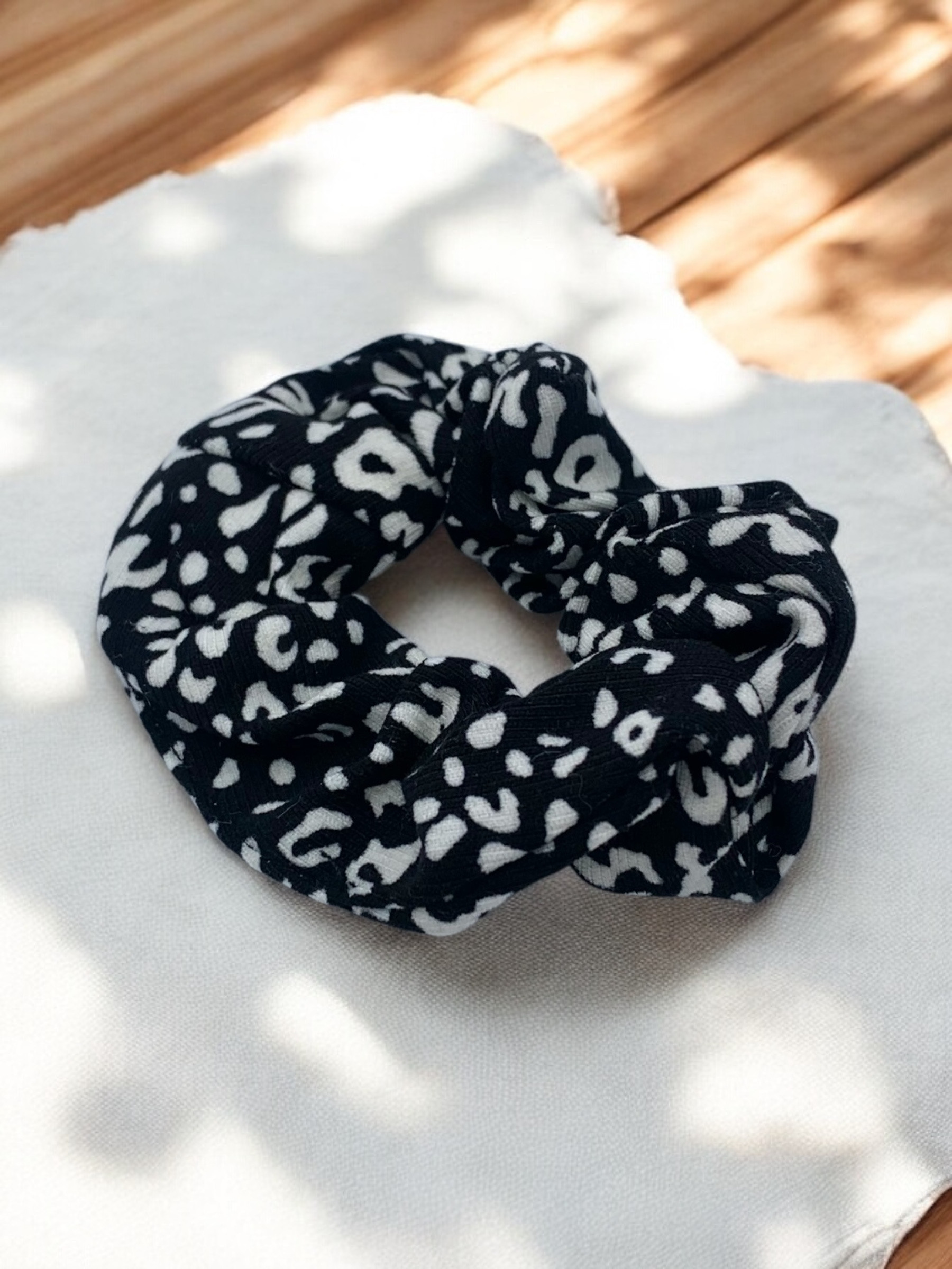 Großhändler ÉLINE L'ATELIER - Scrunchie aus Stoff mit Leopardenmuster