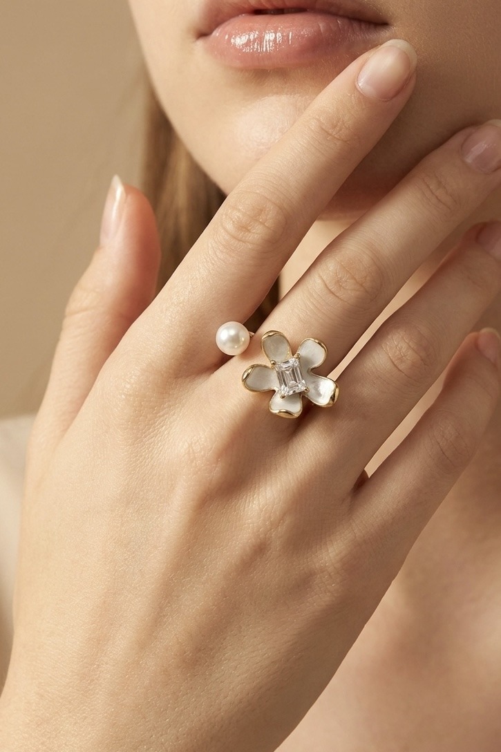 Grossiste ÉLINE L'ATELIER - Bague ouverte fleur émaillée et perle en acier inoxydable