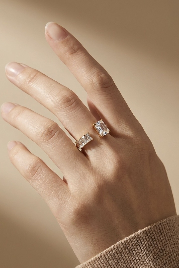 Grossiste ÉLINE L'ATELIER - Bague ouverte à zircon carré et zircons baguette