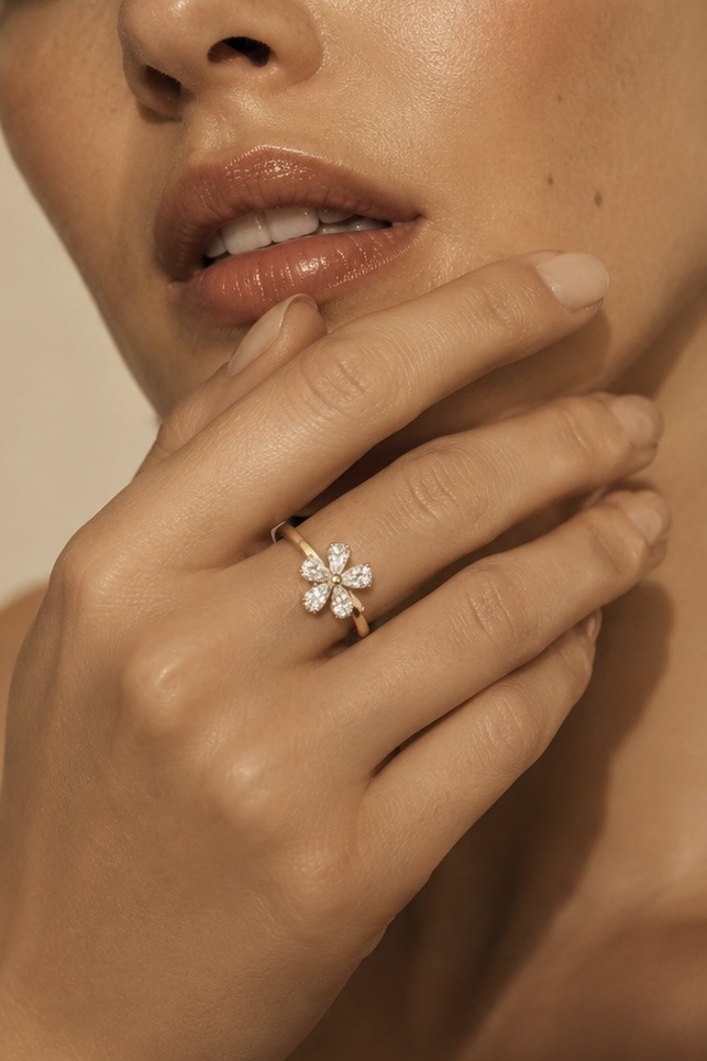Grossista ÉLINE L'ATELIER - Edelstahlring mit blumenförmiger Kontur und blumenförmigem Umfang.