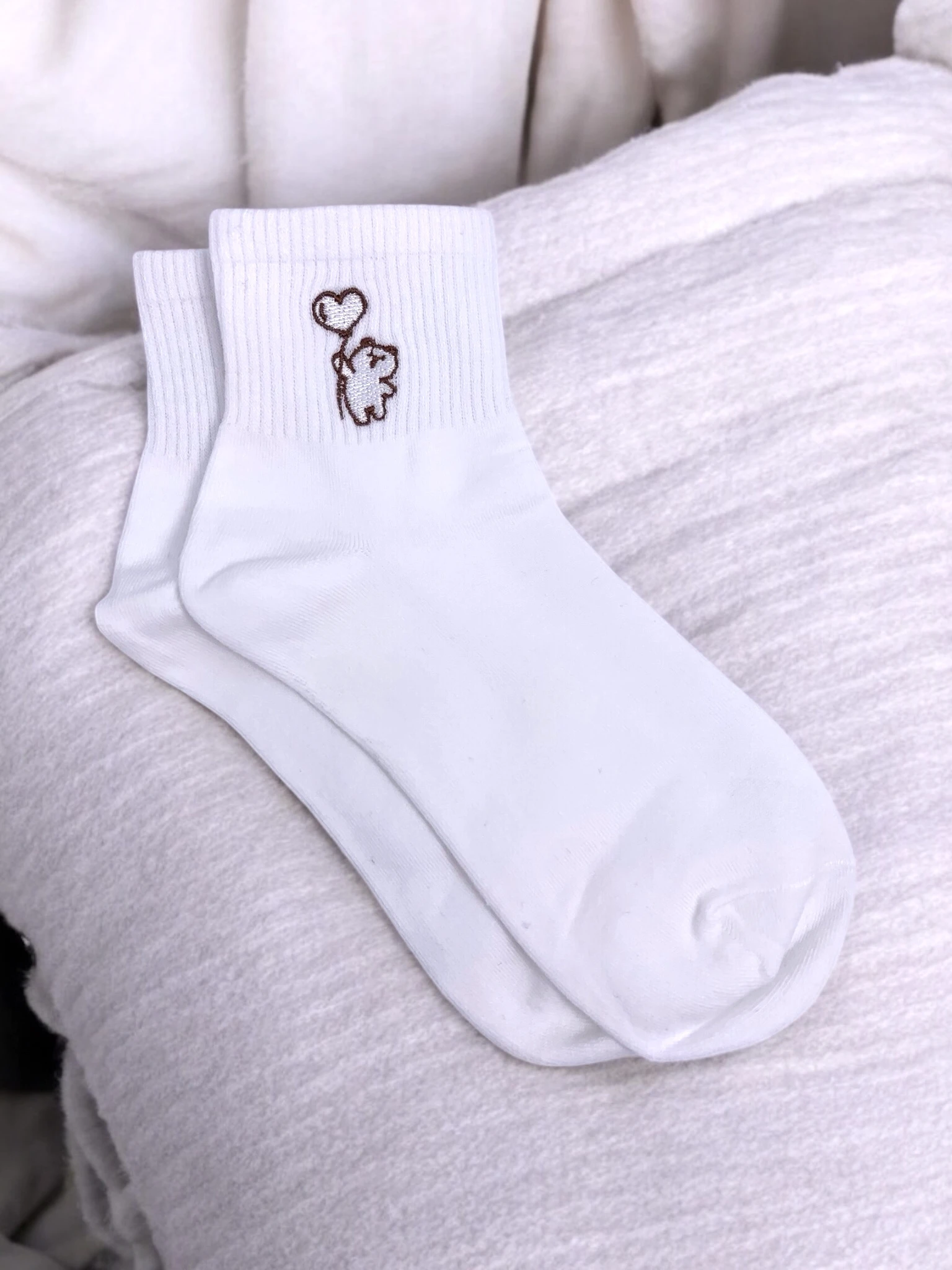These embroidered socks add a fancy note to your daily life thanks to their delicate finishes. Comfortable and easy to wear, they bring style to the smallest detail,