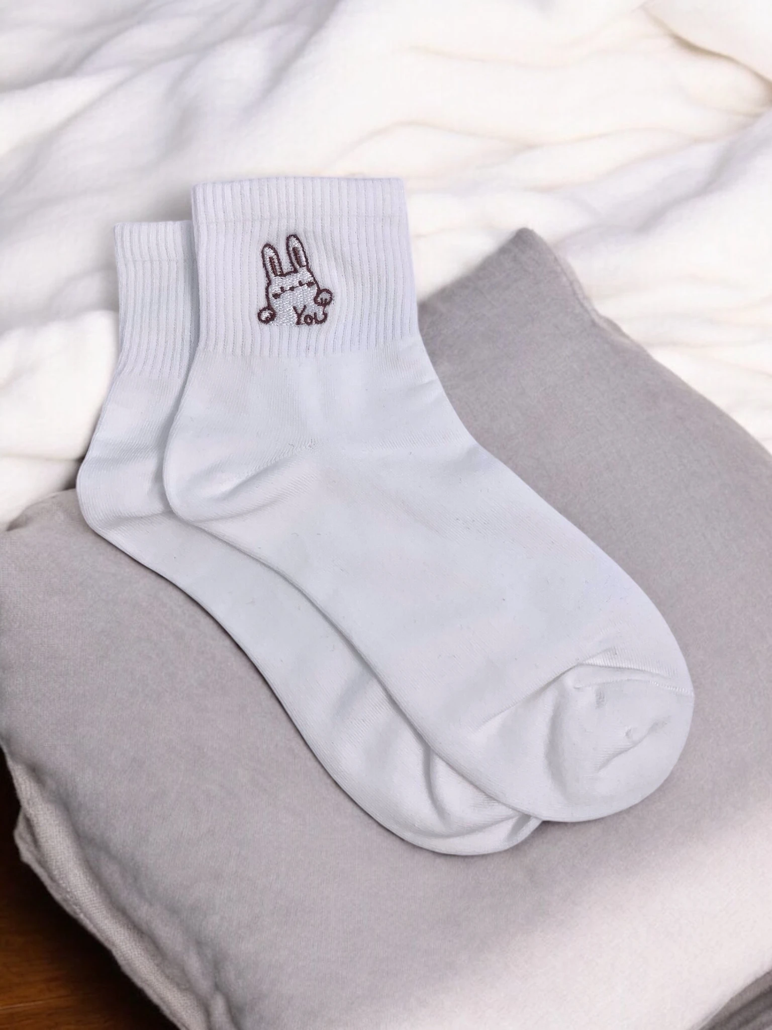 Ces chaussettes brodées ajoutent une note de fantaisie à votre quotidien grâce à leurs finitions délicates. Confortables et faciles à porter, elles apportent du style jusque dans les moindres détails,