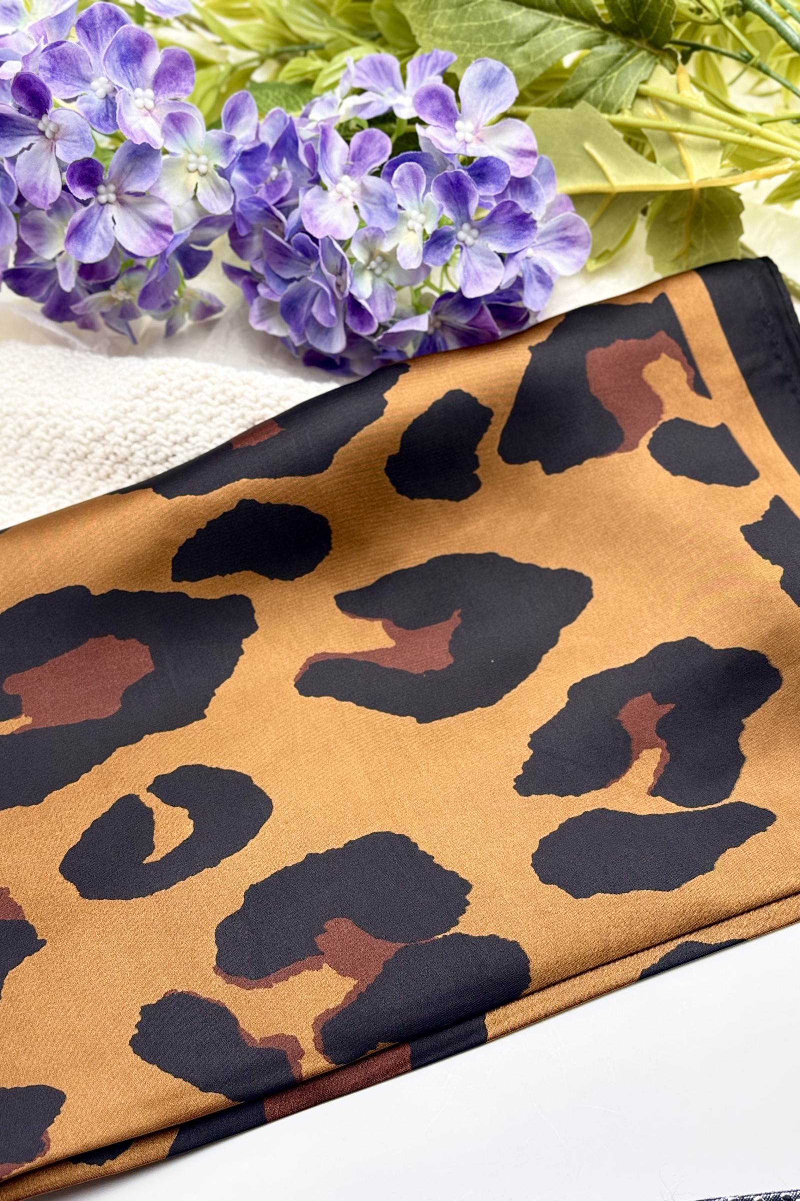 Großhändler ÉLINE L'ATELIER - Leopardenmuster Satin-Quadratschal