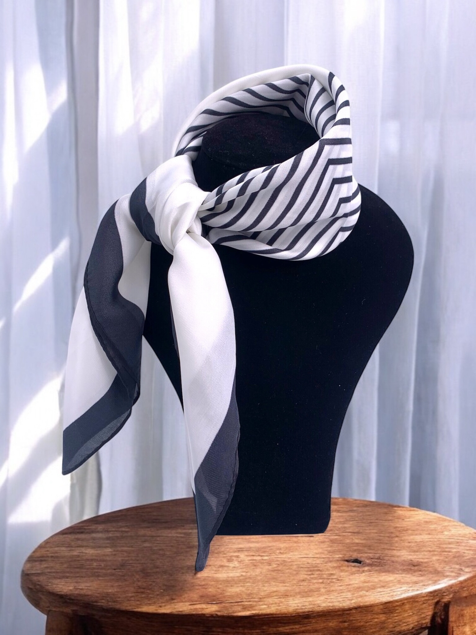 Wholesaler ÉLINE L'ATELIER - 68x68cm pattern scarf