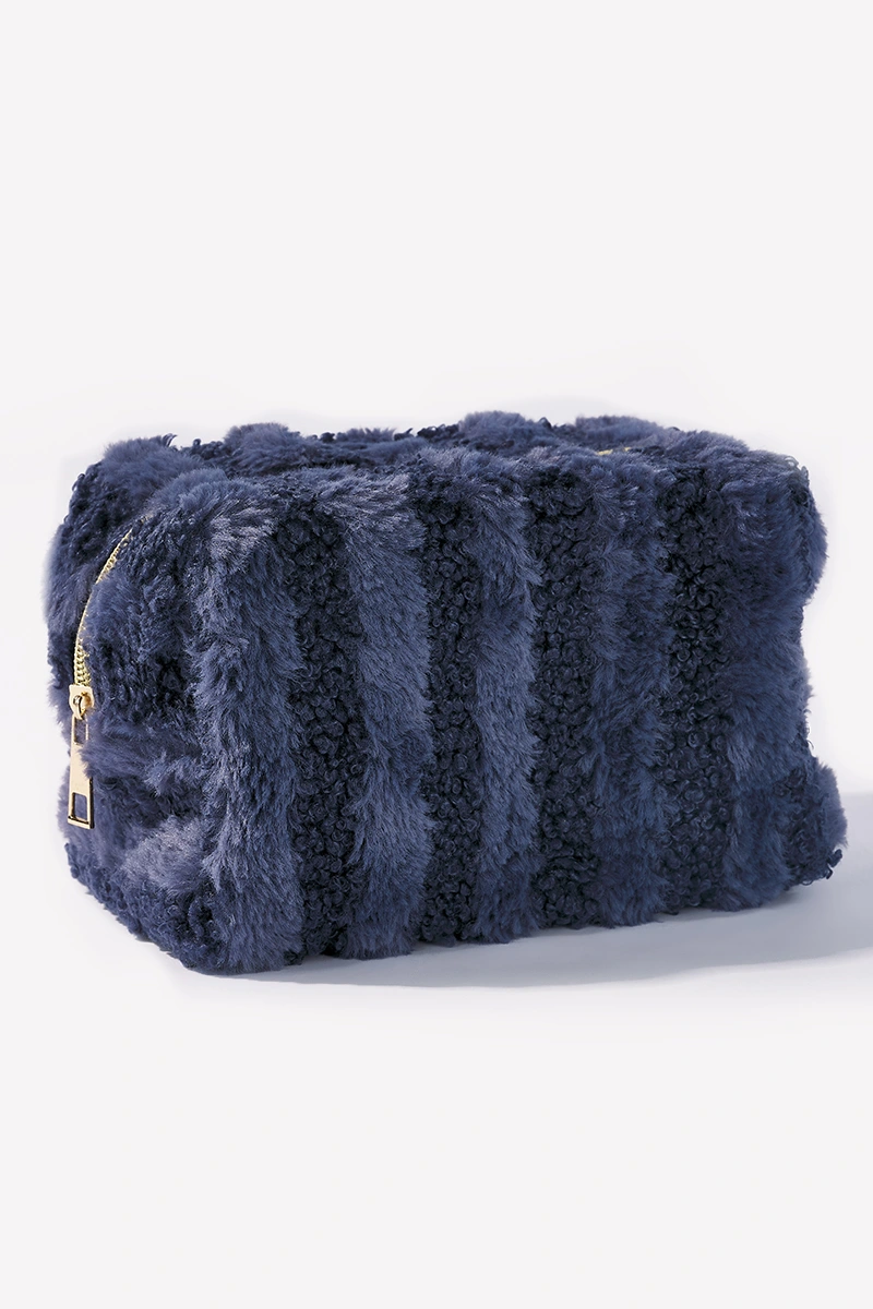 Élégante et pratique, cette trousse de maquillage (17 x 11 x 10 cm) est l’alliée parfaite pour ranger et transporter vos essentiels beauté. Son format compact se glisse facilement dans un sac tout en offrant assez d’espace pour vos pinceaux, rouges à lèvres et produits préférés. Que ce soit à la maison ou en déplacement, elle allie style et fonctionnalité pour un rangement toujours impeccable.