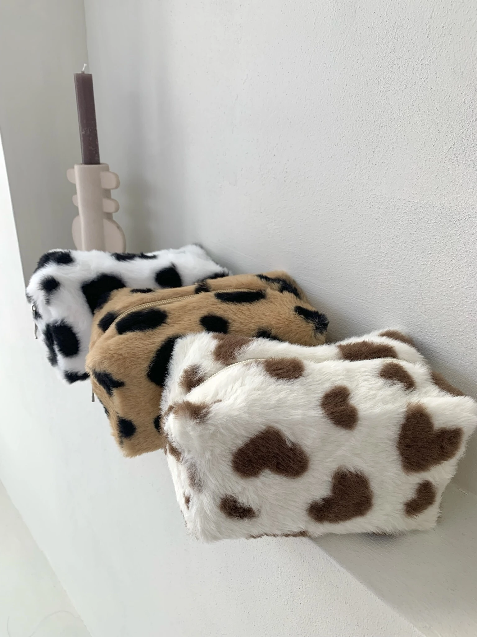 Rangez vos essentiels avec style grâce à cette trousse de toilette en fausse fourrure (17*10*11 cm). Douce au toucher et pratique, elle allie confort visuel et fonctionnalité pour accompagner vos déplacements.