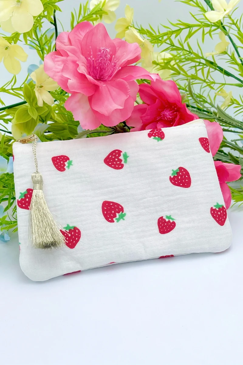 Organisez vos essentiels de beauté avec cette trousse à maquillage. Pratique et stylée, elle est idéale pour vos déplacements ou pour embellir votre espace de rangement !