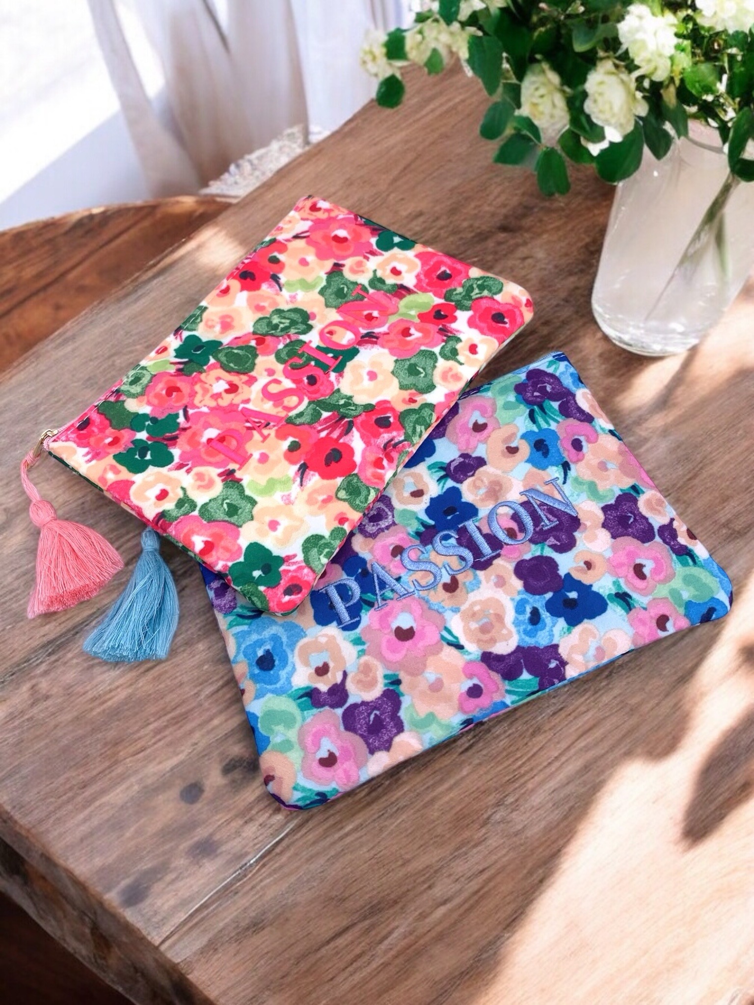 Großhändler ÉLINE L'ATELIER - Bestickte Kosmetiktasche mit Blumen Passion 20 x 15 cm
