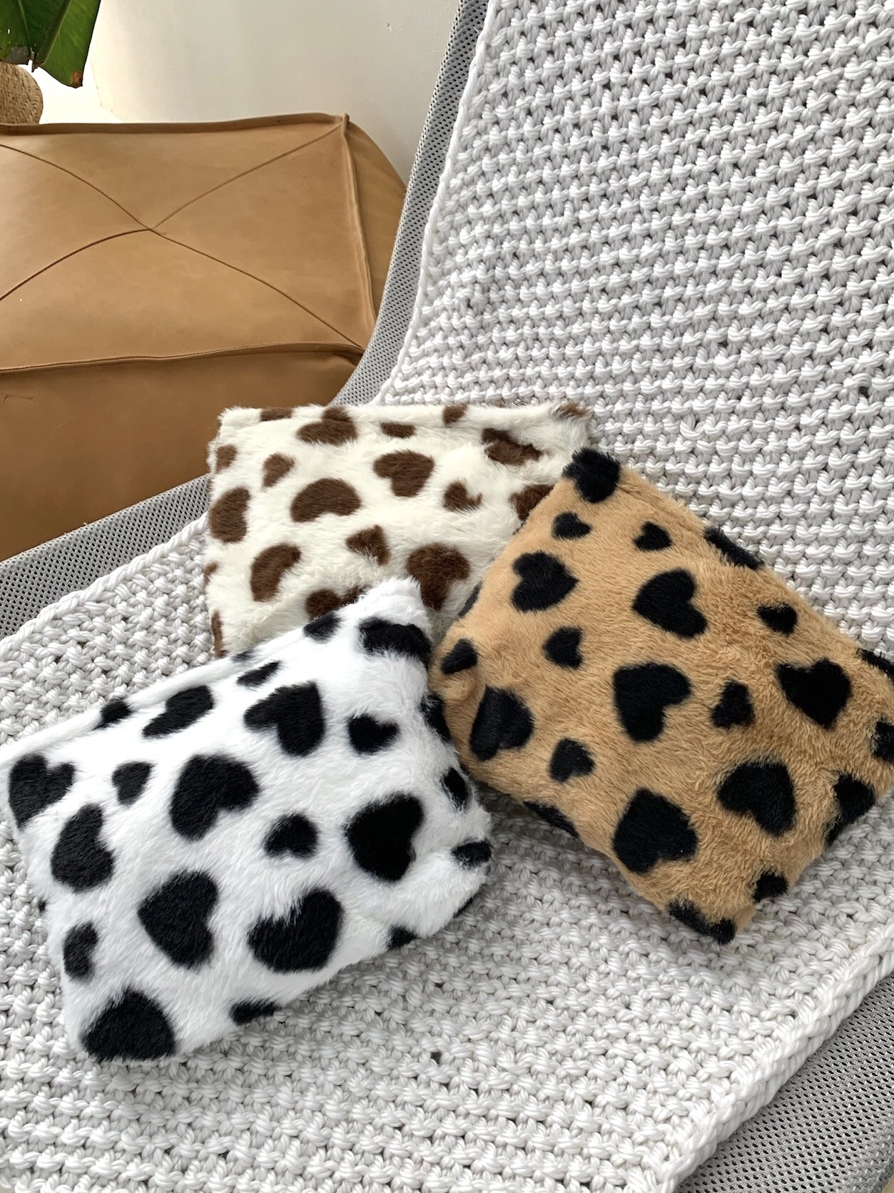 Grossiste ÉLINE L'ATELIER - Pochette fausse fourrure motif cœur