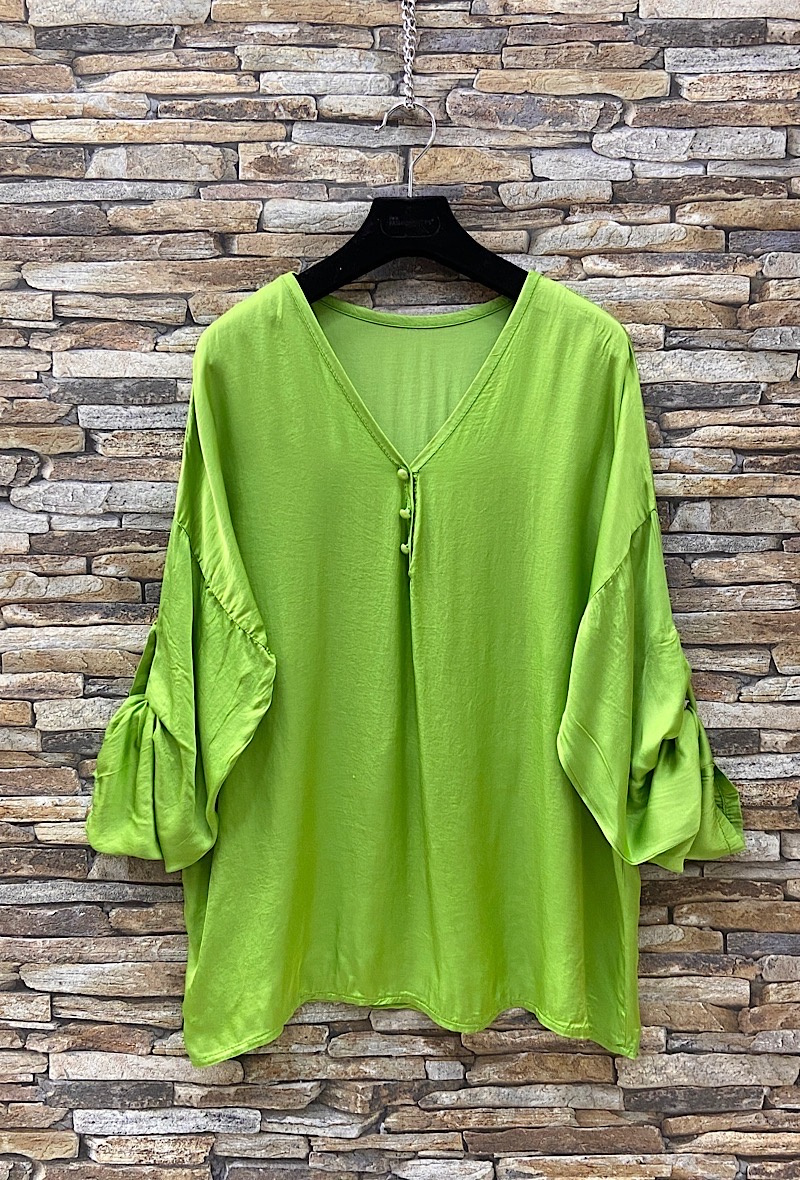 Grossista Elle Style - Blusa CAPUCINE, satin, effetto seta, romantica, chic e alla moda con bottoni