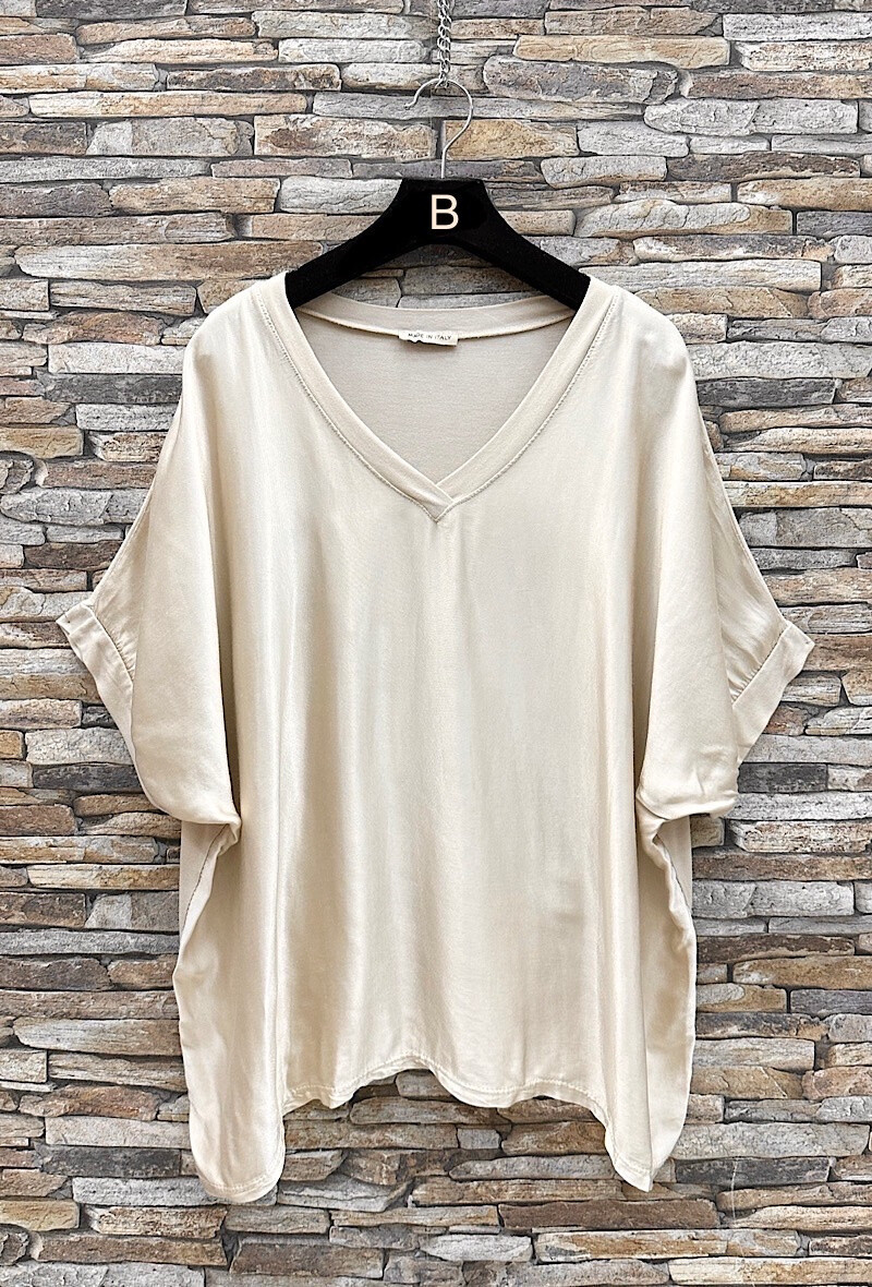 Mayorista Elle Style - Blusa LIAMA, fluida y romántica, satinada en la parte delantera.